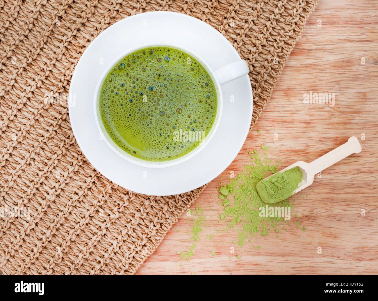 Matcha grüner Tee auf rustikaler Oberfläche mit Matcha-Pulver Stockfoto