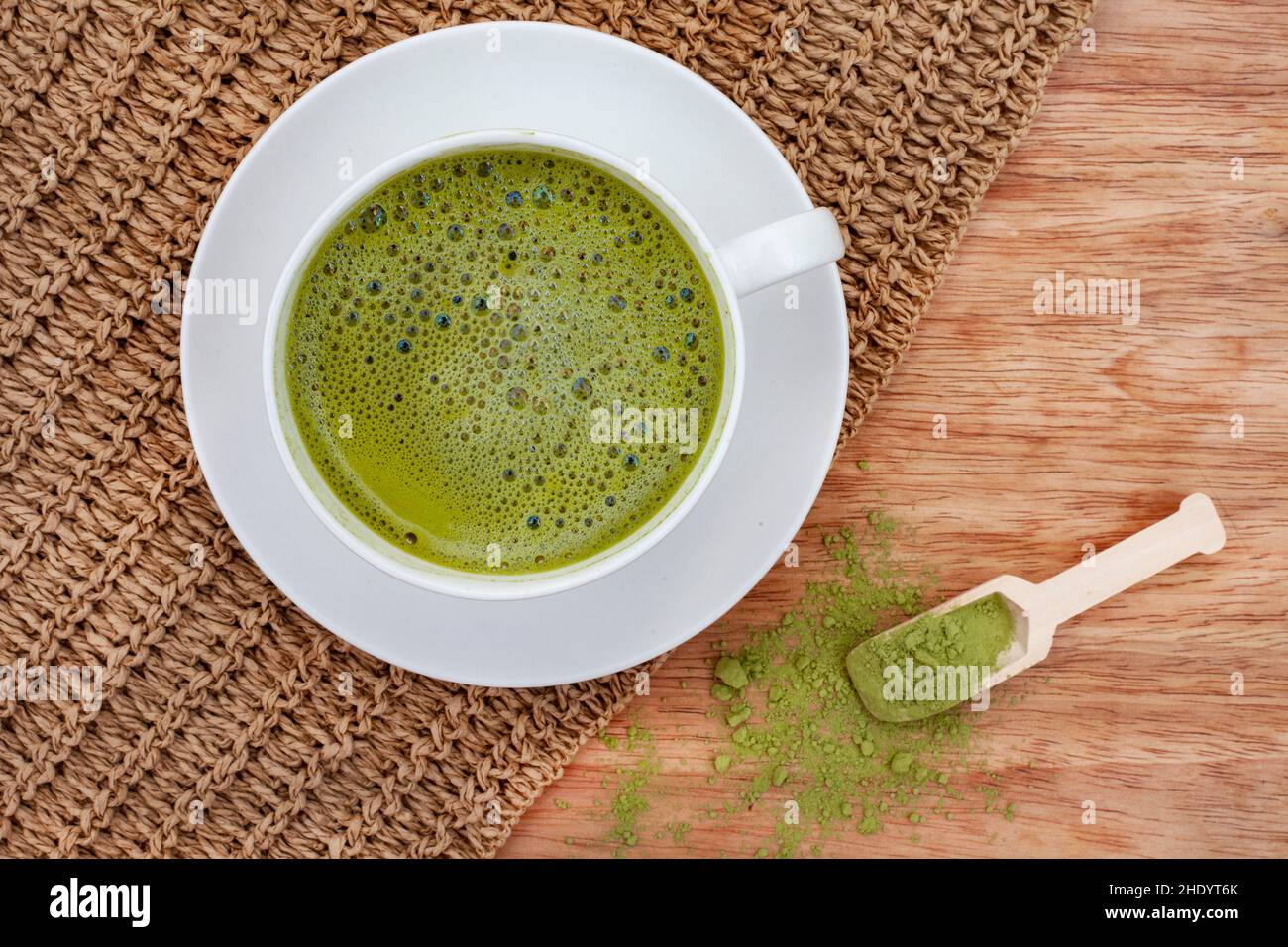 Matcha grüner Tee auf rustikaler Oberfläche mit Matcha-Pulver Stockfoto