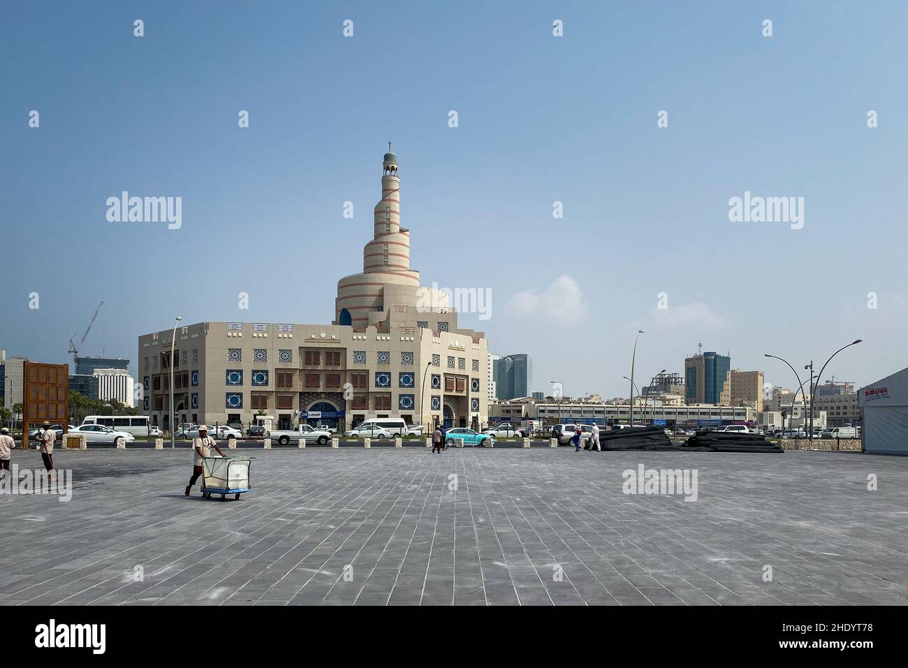 Doha, Katar – 5. Oktober 2019: Stadtbild Altstadt von Doha, Katar mit Al-Fanal-Gebäude und Qatar Islamic Cultural Center gegen blauen Himmel Stockfoto