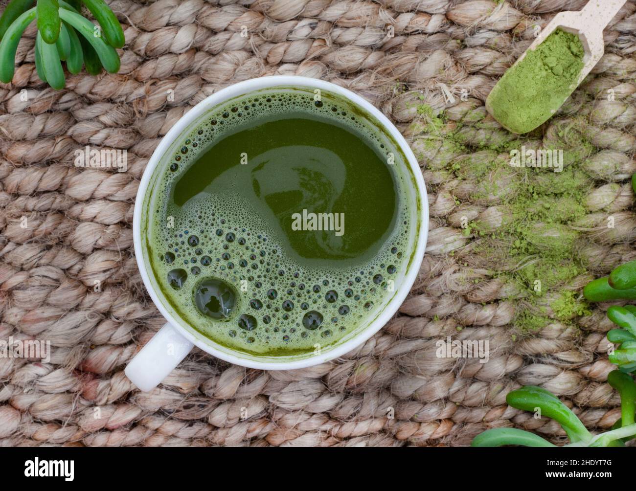Matcha grüner Tee auf rustikaler Oberfläche mit Matcha-Pulver Stockfoto