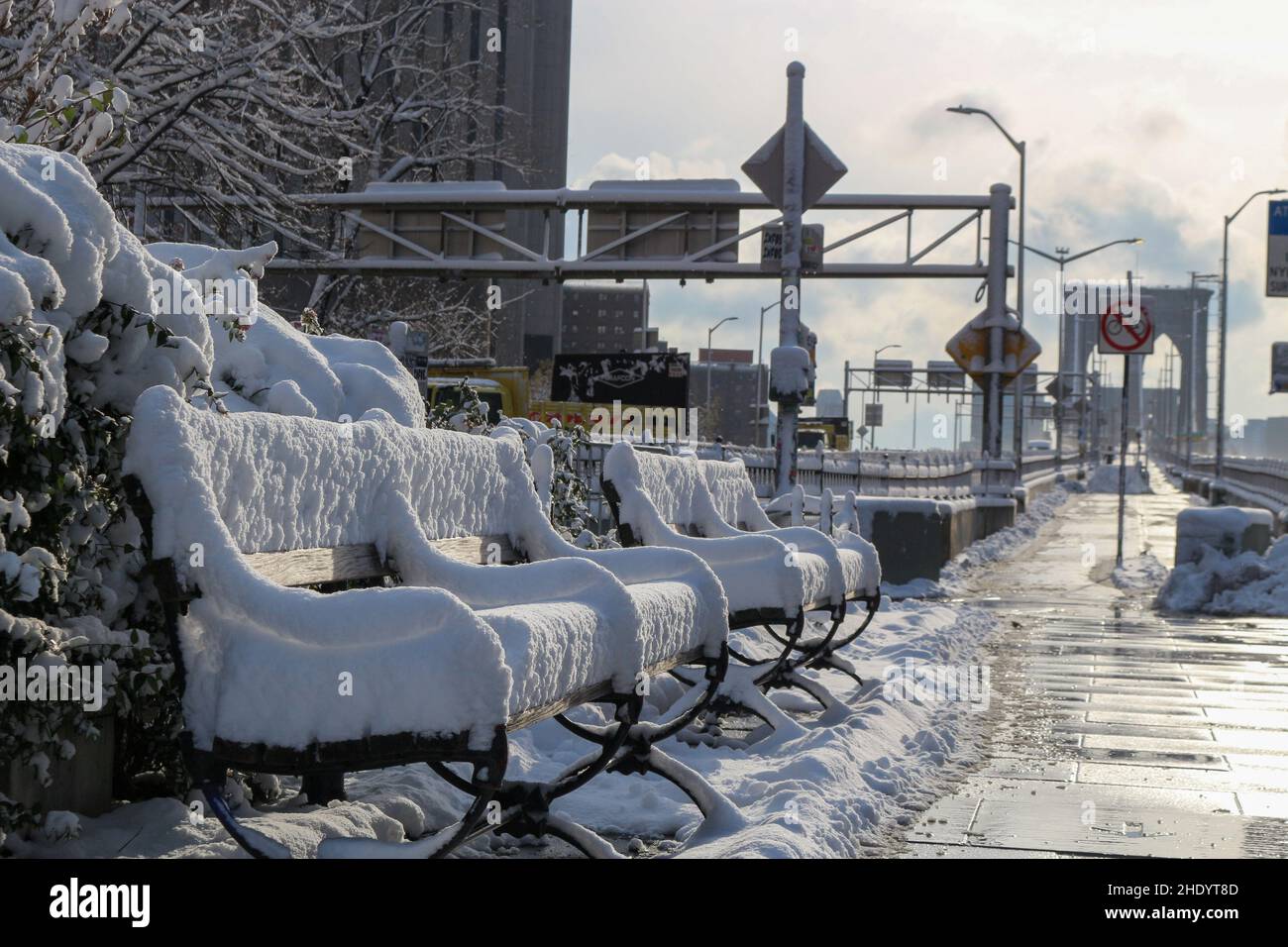 Manhattans Finanzviertel ist während des ersten Schnees der Saison in New York City am 7. Januar 2022 mit Schnee bedeckt. Stockfoto