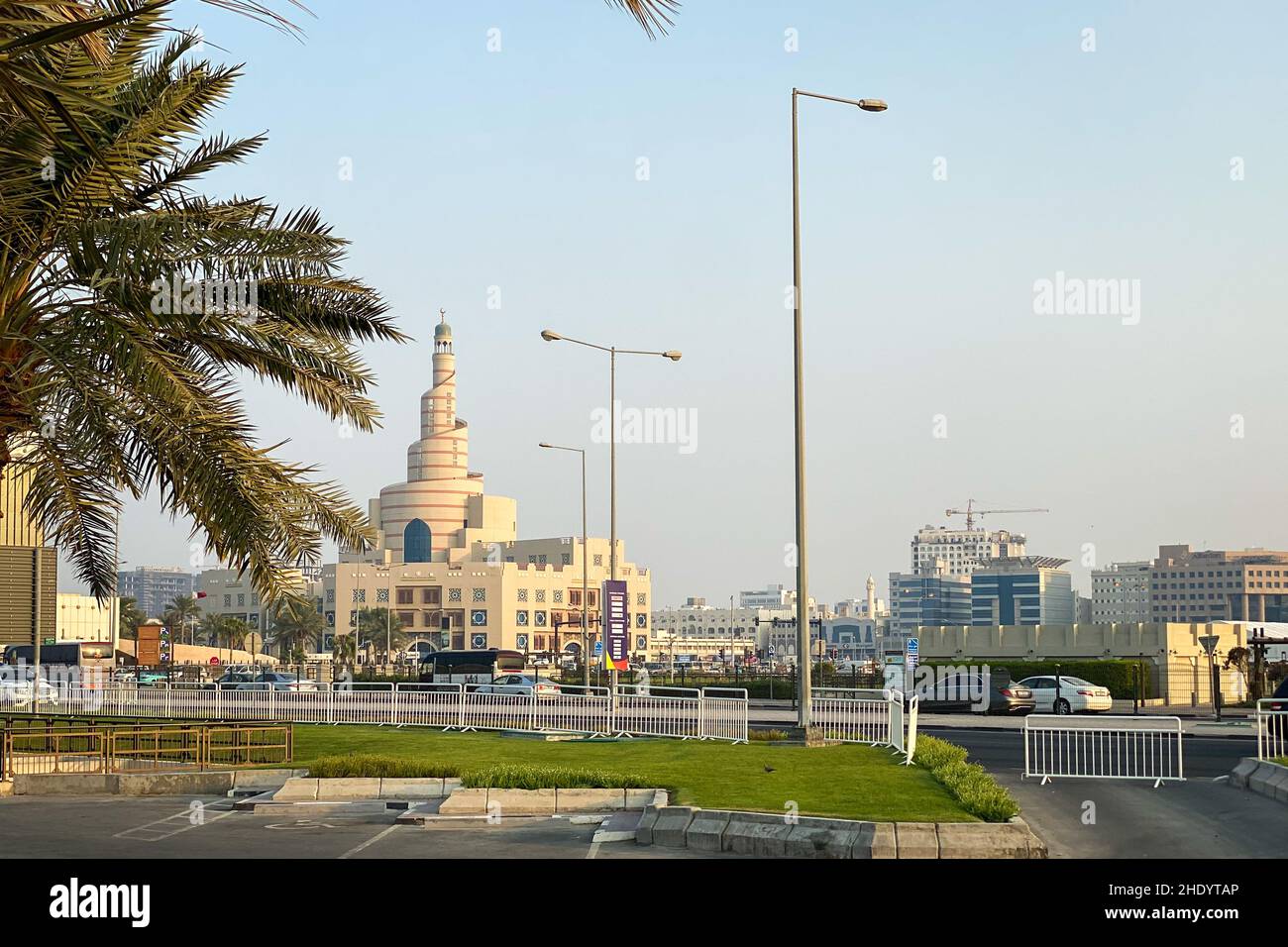 Stadtbild Altstadt von Doha, Katar mit Al Fanal Gebäude und Qatar Islamic Cultural Center vor blauem Himmel Stockfoto