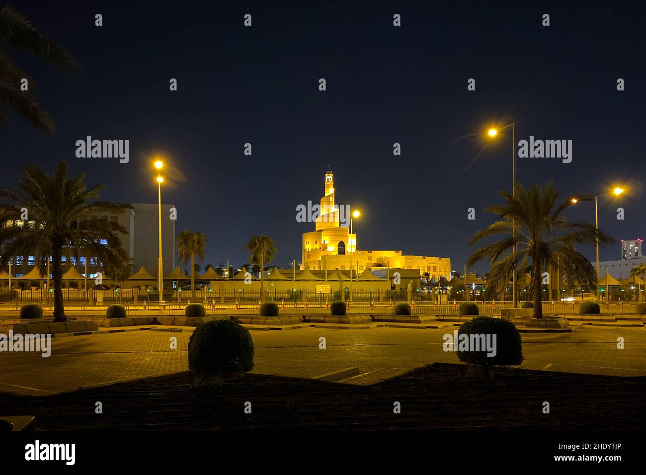 Stadtbild Altstadt von Doha, Katar mit Al Fanal Gebäude und Qatar Islamic Cultural Center gegen dunklen Himmel in der Nacht Stockfoto