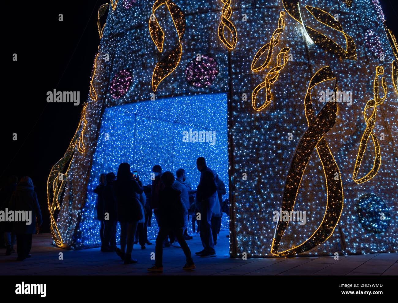 Palma de Mallorca, Spanien; 05 2022. januar: Riesiger Weihnachtsbaum, der mit LED-Leuchten beleuchtet wird, im historischen Zentrum der Stadt Palma de Mallorca, Stockfoto