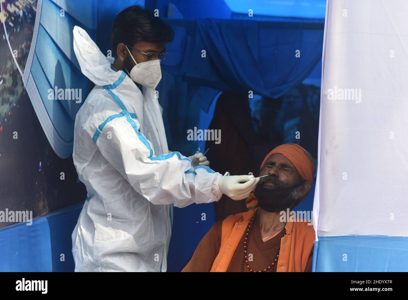 Kalkutta, Indien. 07th Januar 2022. Der Premierminister von Westbengalen, Mamata Banerjee, forderte die Pilger auf, dem Sicherheitsprotokoll von Covid zu folgen, die Distanz zu bewahren und Masken für alle zu tragen. Die Kolkata Municipal Corporation (KMC) verfügt über Einrichtungen für das COVID-19-Test- und Impfzentrum sowie eine Isolationseinheit im Transitlager für Gangasagar Mela-Pilger, die in Babughat eingerichtet wurden. Das Covid-Testprogramm für die Sadhus und die Pilger im Ganga Sagar Transit Camp ist in Bearbeitung. (Foto: Sukhomoy Sen/Pacific Press) Quelle: Pacific Press Media Production Corp./Alamy Live News Stockfoto