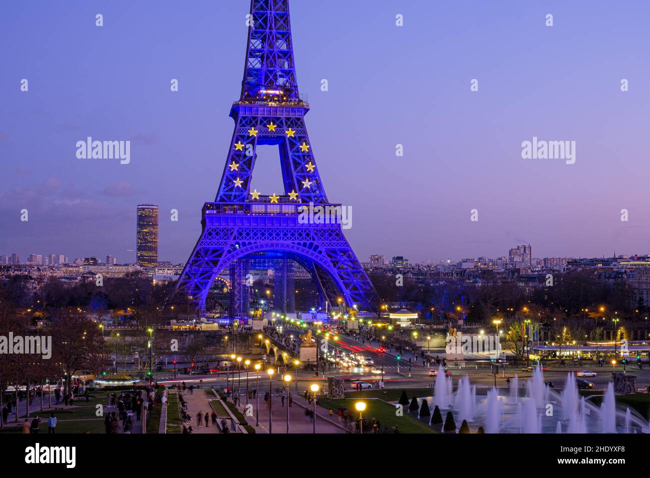 Frankreich. Paris (75) 7th Arrondissement. Im Januar 2022, eine Woche lang, leuchtet der Eiffelturm in den Farben Europas in Blau zur Einführung des Stockfoto