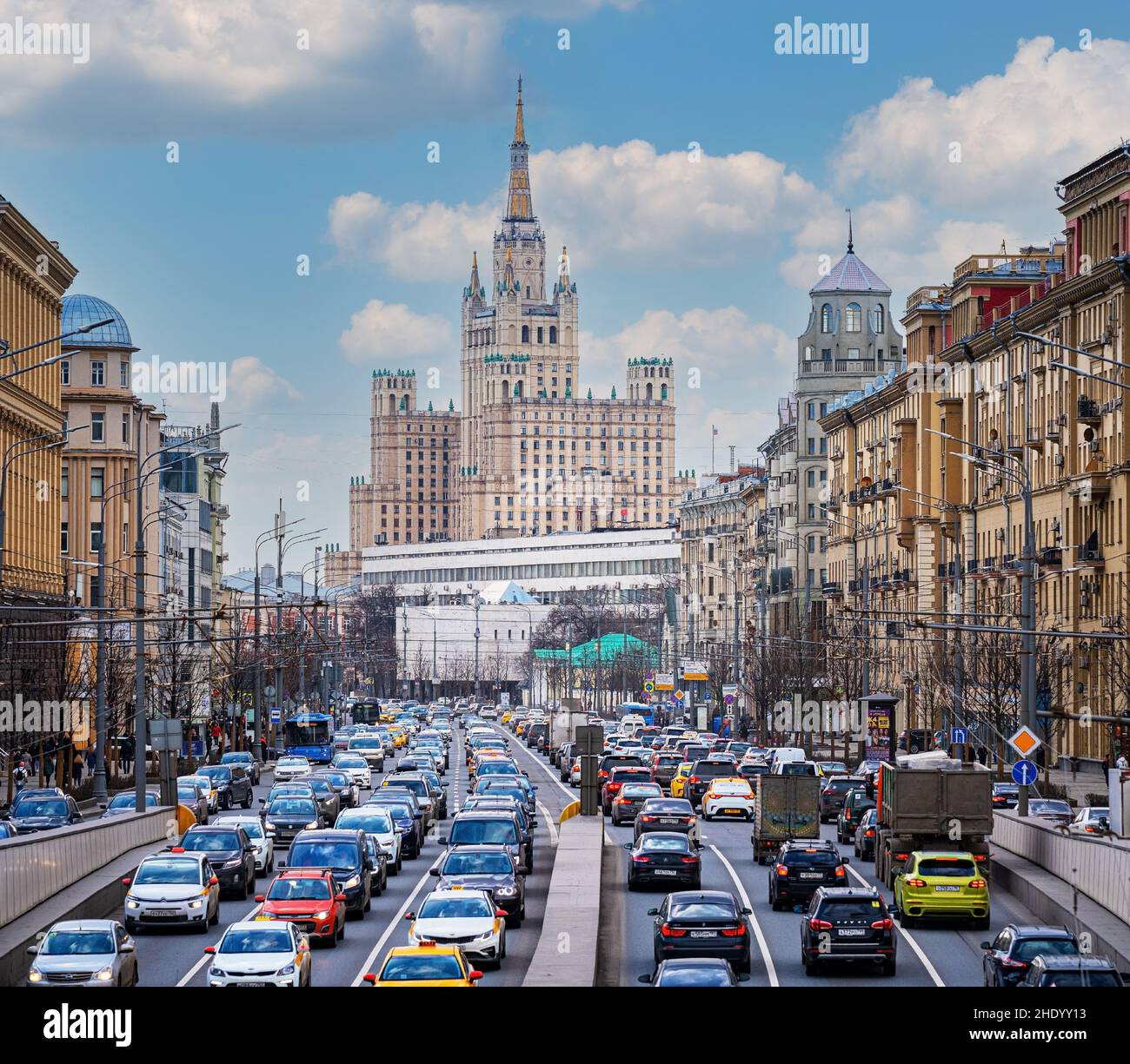 Moskau, Russland - 14. März 2020: Garden Ring, Panoramablick auf den Stau und Stalins Wolkenkratzer. Hochwertige Fotos Stockfoto