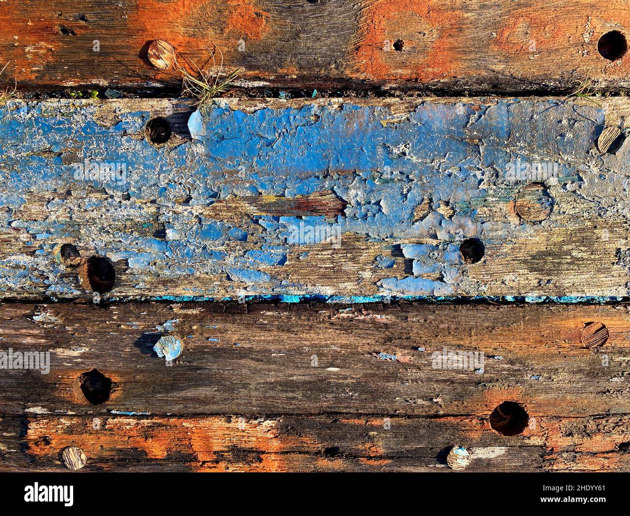 Textur - Hintergrund - Alte, verwitterte abblätternde Farbe auf altem verrottenden Holz. Stockfoto