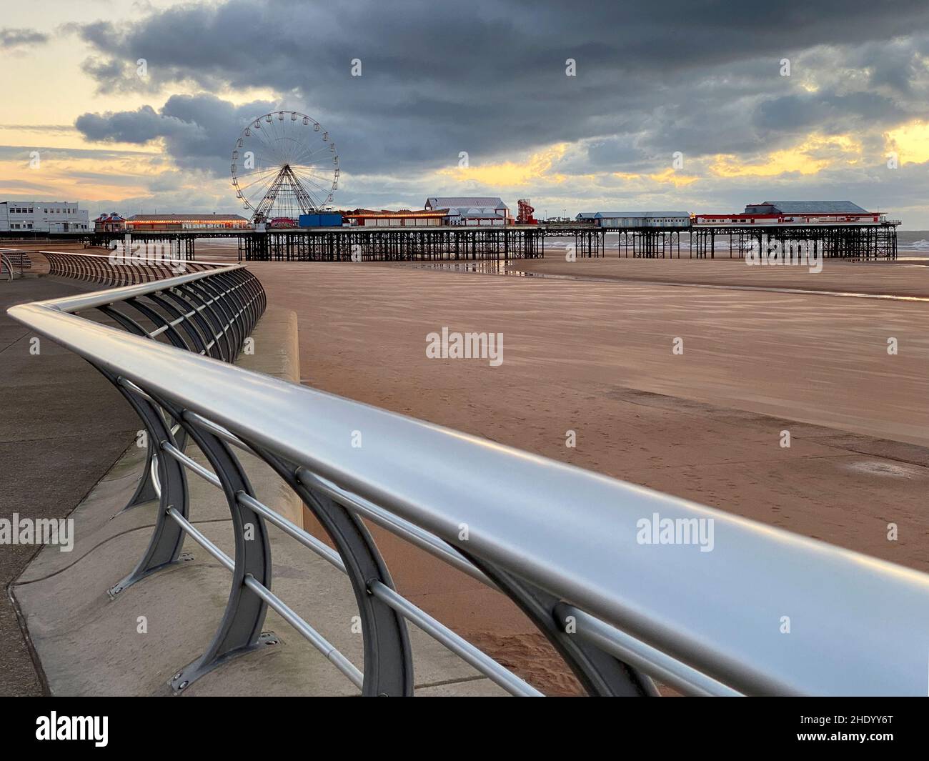 Blackpool Beach und Central Pier - Blackpool ist ein großer Badeort in der Grafschaft Lancashire an der Nordwestküste Englands. Stockfoto