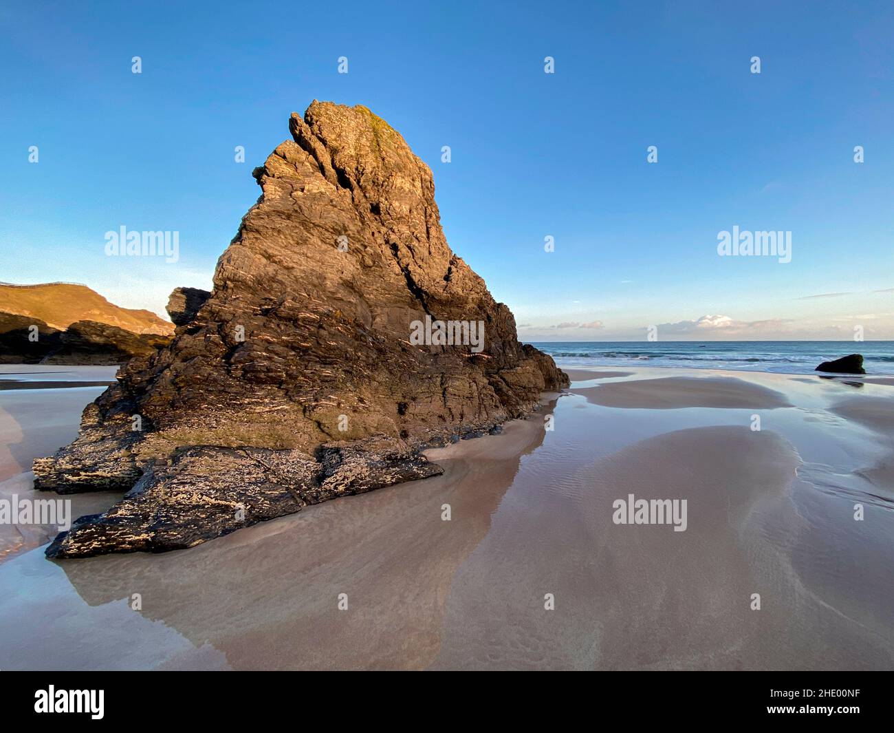 Die felsige Küste und der Sandstrand von Sangobeg Sands im Morgenlicht. Sutherland an der Nordküste Schottlands Stockfoto