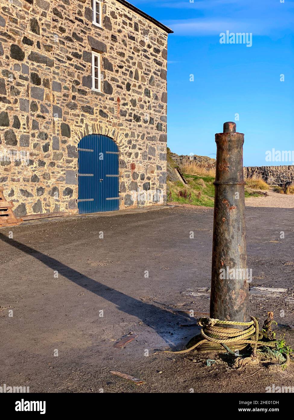 Altes Lagerhaus am Kai des Hafens aus dem 18th. Jahrhundert in Portsoy, einer kleinen Küstenstadt am Moray Firth in Aberdeenshire, Schottland. Stockfoto