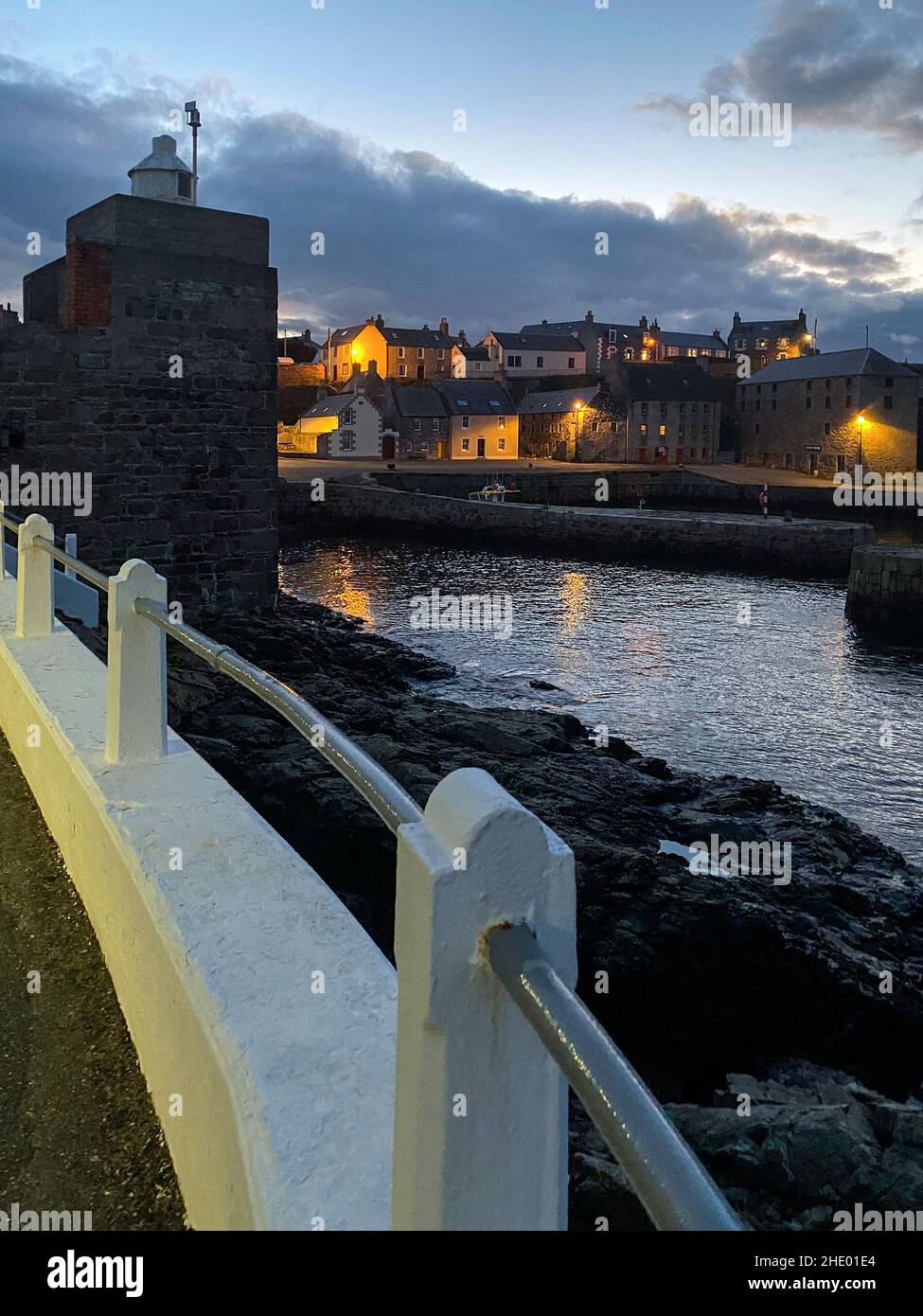 Sonnenuntergang über dem Hafen aus dem 18th. Jahrhundert in Portsoy, einer kleinen Küstenstadt an der Aberdeenshire, Schottland. Stockfoto