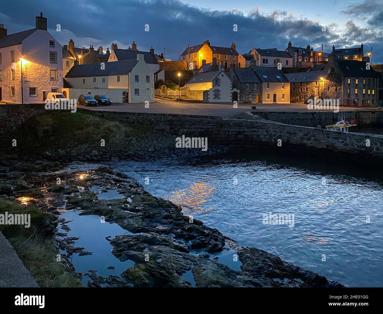 Sonnenuntergang über dem Hafen aus dem 18th. Jahrhundert in Portsoy, einer kleinen Küstenstadt an der Aberdeenshire, Schottland. Stockfoto