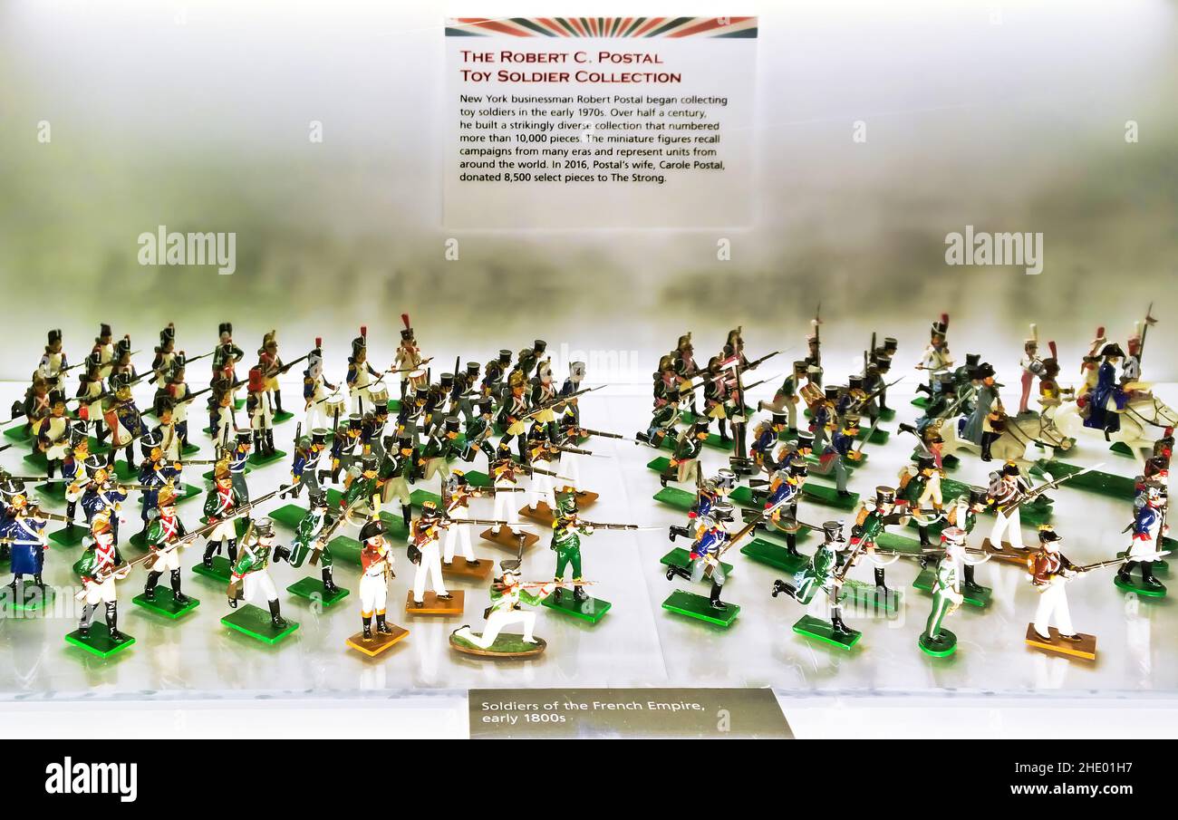 Rochester, New York, USA. 16. Dezember 2021. Teil der Robert C. Postal Toy Soldier Collection im Strong Museum of Play in Rochester, NY Stockfoto