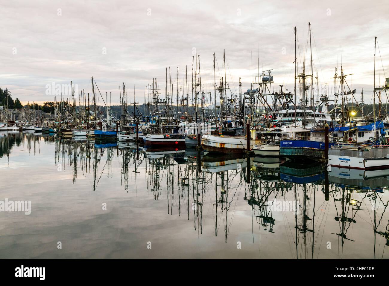 Fischerboote am Hafen; Newport; Oregon; USA Stockfoto