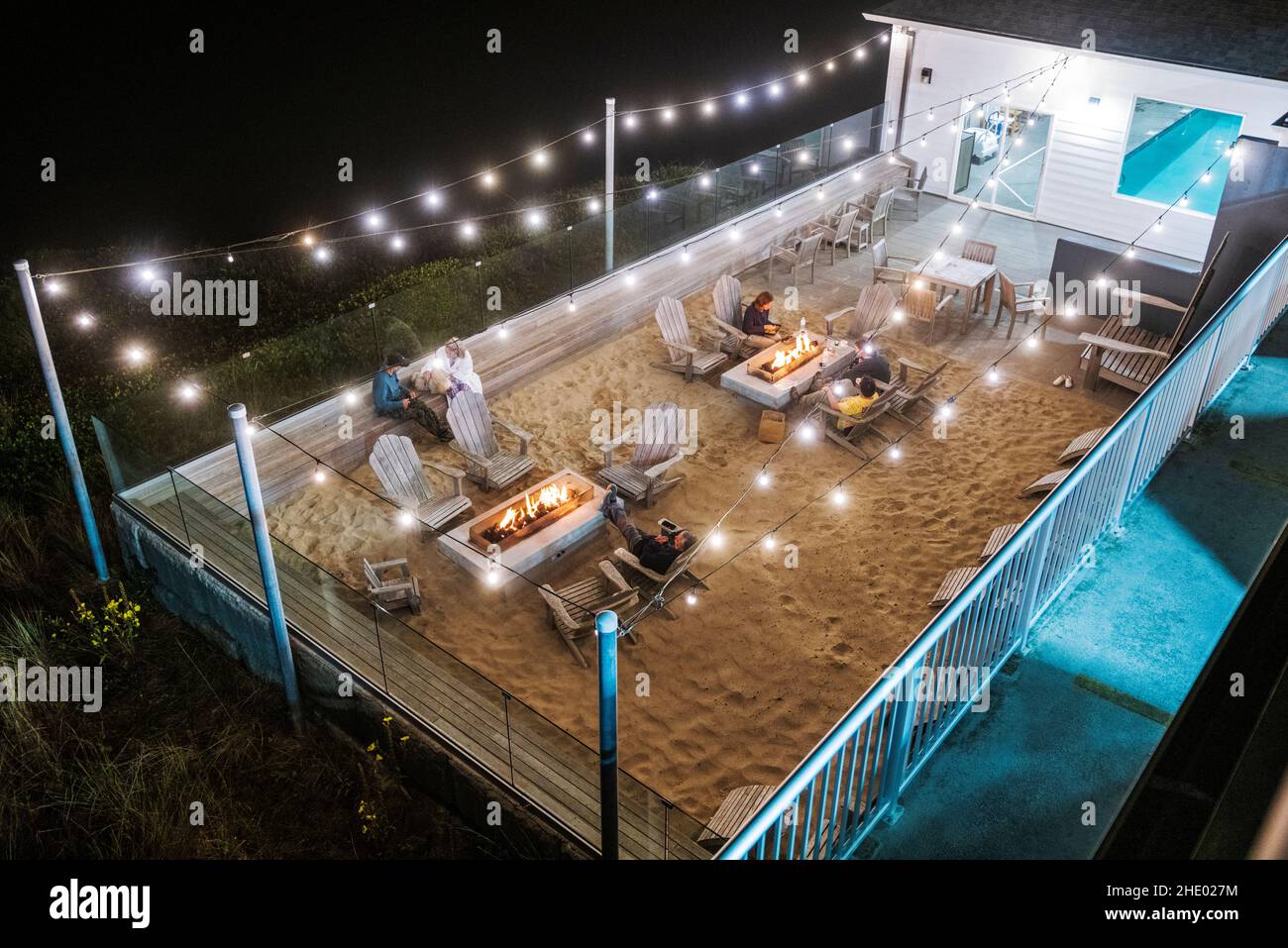 Blick von oben auf die Gäste, die sich entspannen können; sandgedeckte Terrasse; Elizabeth Oceanfront Suites; Newport; Oregon; USA Stockfoto
