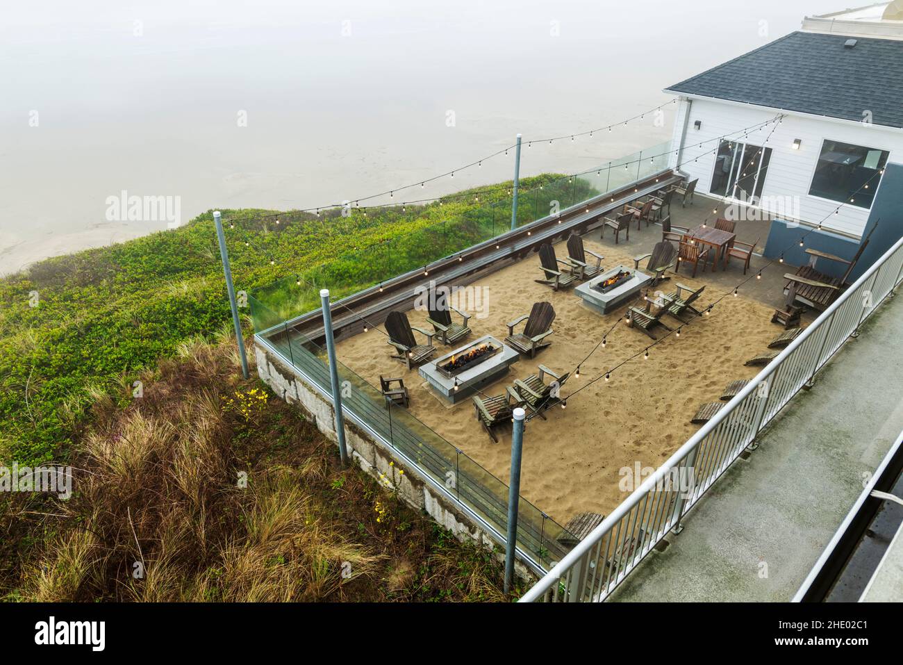 Blick von oben auf die sandgedeckte Terrasse; Elizabeth Oceanfront Suites; Hotel; Newport; Oregon; USA Stockfoto