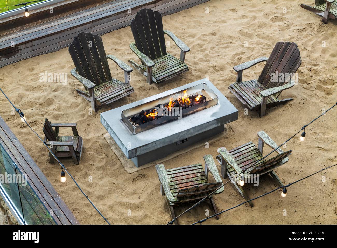 Blick von oben auf die sandgedeckte Terrasse; Elizabeth Oceanfront Suites; Hotel; Newport; Oregon; USA Stockfoto