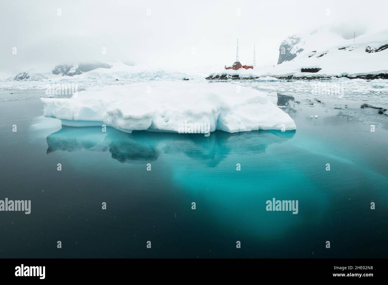 Eisberge schweben vor der Brown Station, einer argentinischen Basis in der Antarktis. Stockfoto