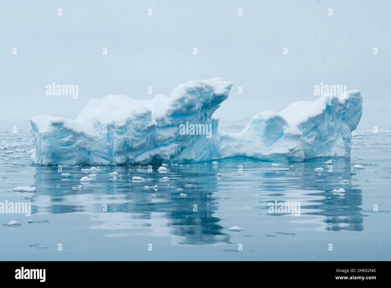 Vor der Küste der Antarktis schwebt ein Eisberg. Stockfoto
