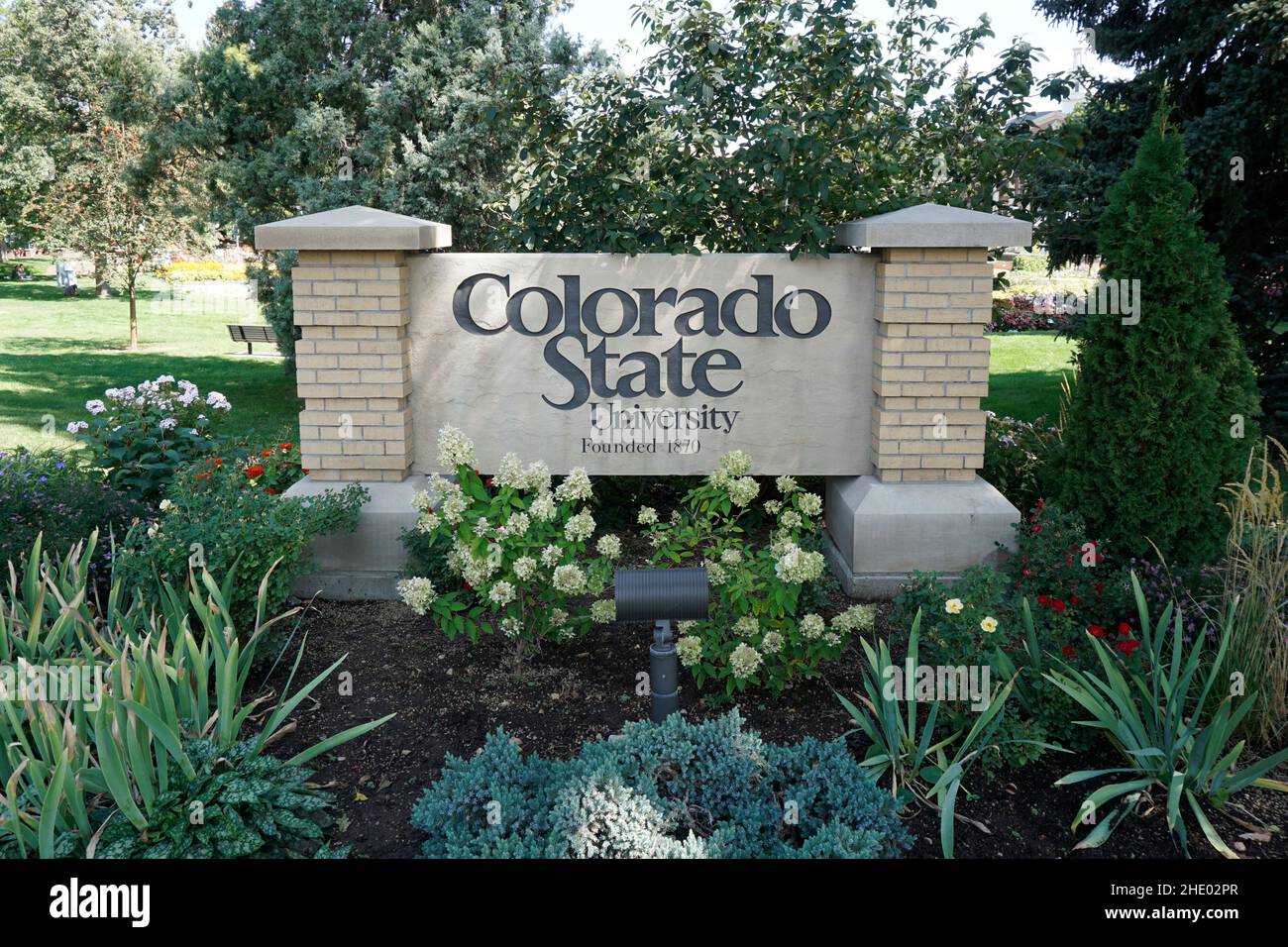 Schild der Colorado State University, umgeben von einem Blumenbett. Die CSU ist eine 1870 gegründete Forschungsuniversität mit Grundstipendium. Stockfoto