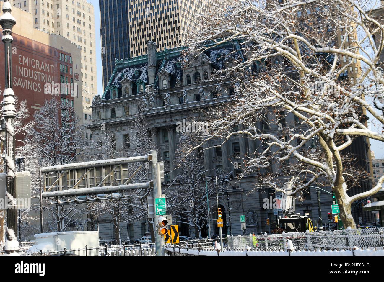 New York, Usa. 07th Januar 2022. Das Surrogate's Court wird in Lower Manhattan während des ersten Schnees der Saison in New York City am 7. Januar 2022 gesehen. (Foto von Ryan Rahman/Pacific Press) Quelle: Pacific Press Media Production Corp./Alamy Live News Stockfoto