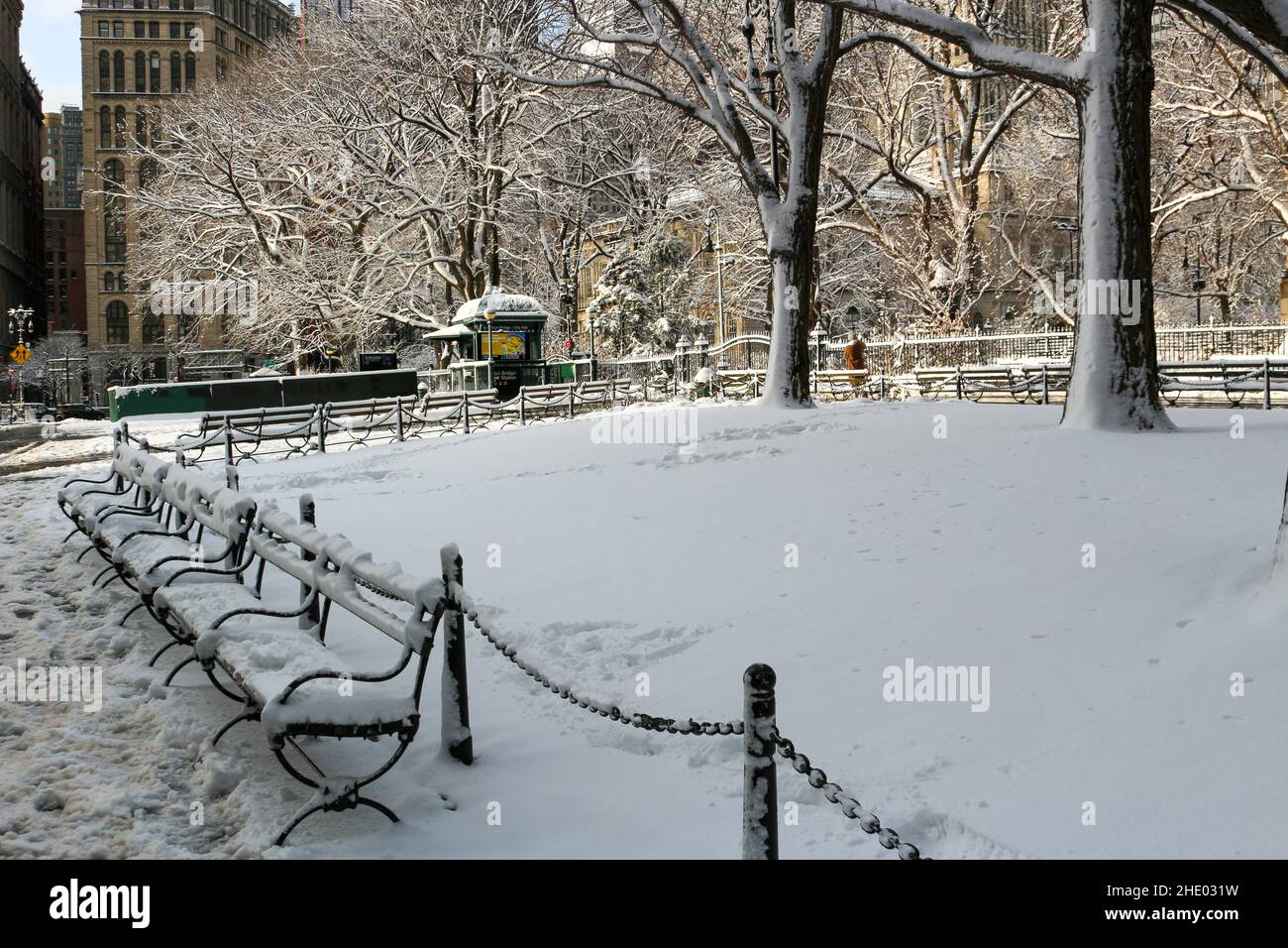 New York, Usa. 07th Januar 2022. Bäume und Parkbänke sind während des ersten Schnees der Saison in New York City am 7. Januar 2022 mit Schnee bedeckt. (Foto von Ryan Rahman/Pacific Press) Quelle: Pacific Press Media Production Corp./Alamy Live News Stockfoto