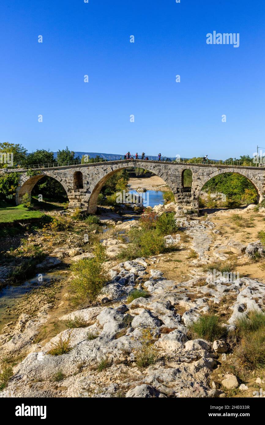 Frankreich, Vaucluse, Parc Naturel Regional du Luberon (Naturpark Luberon), Bonnieux, die Pont Julien eine römische Steinbogenbrücke traditionell Stockfoto