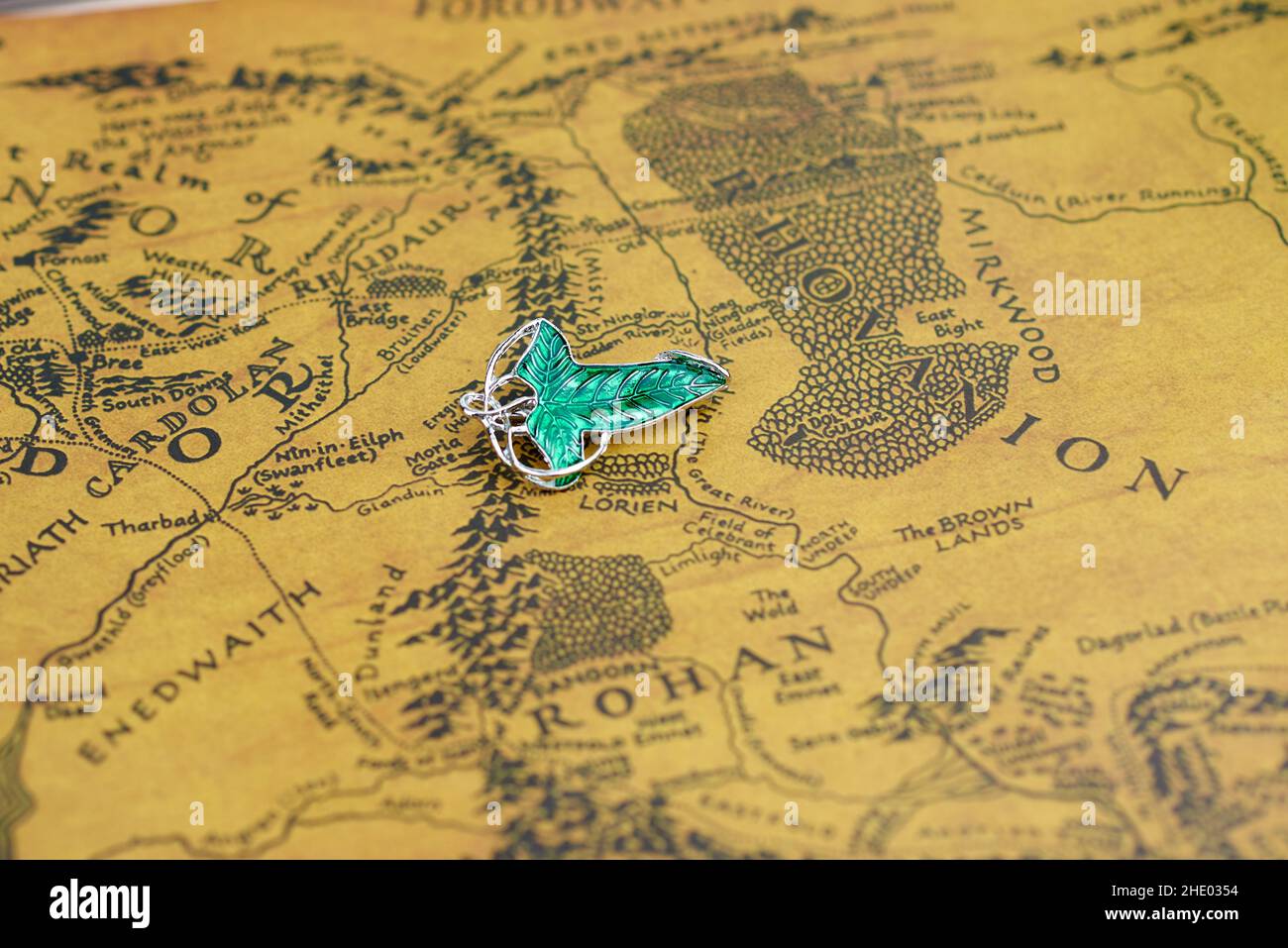 Die Brosche Elven Lorien liegt auf der Karte der mittleren Erde Stockfoto