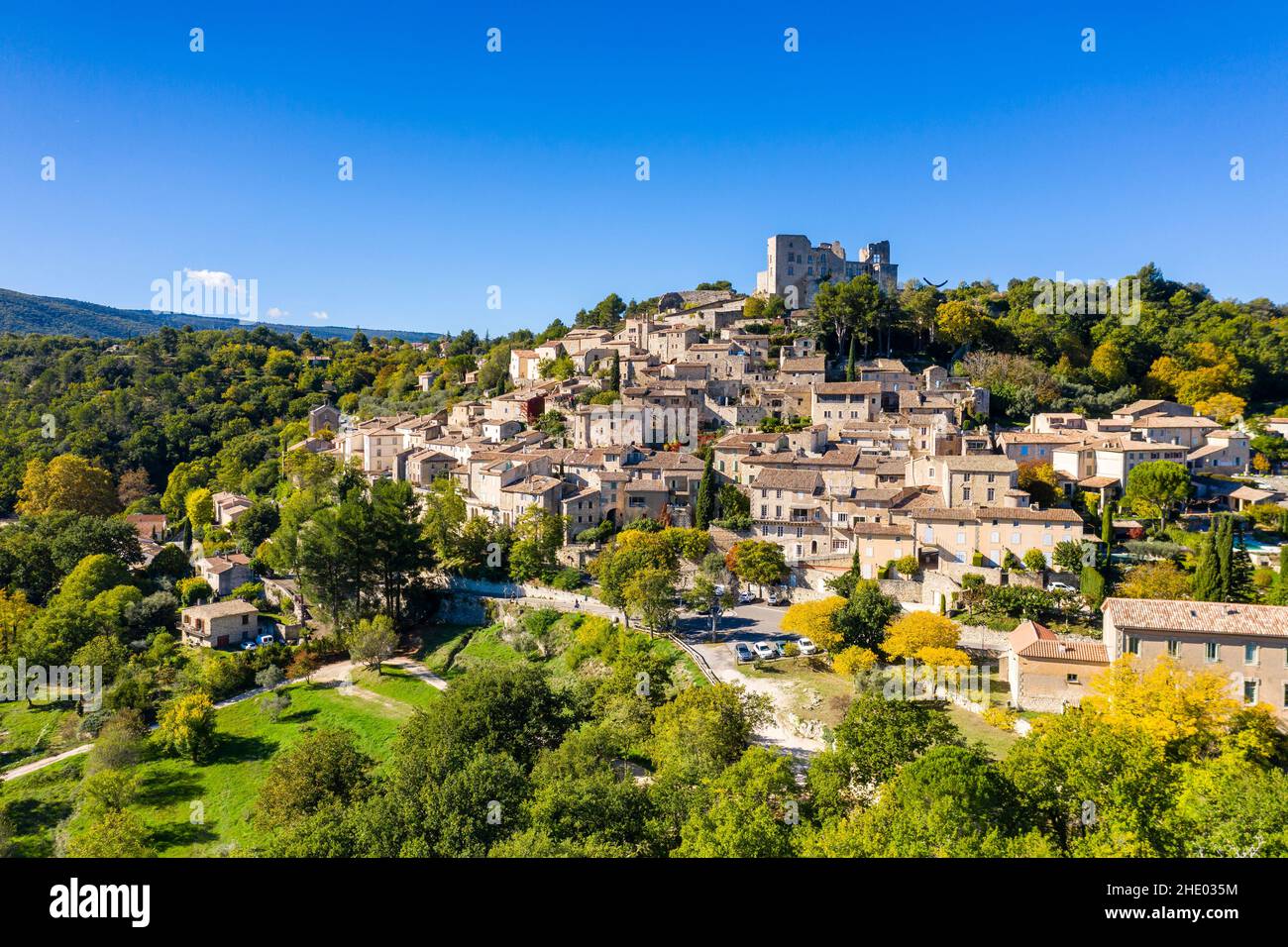 Frankreich, Vaucluse, Parc Naturel Regional du Luberon (Naturpark Luberon), Lacoste, Dorf überragt von dem Schloss von Lacoste, die gehören Stockfoto