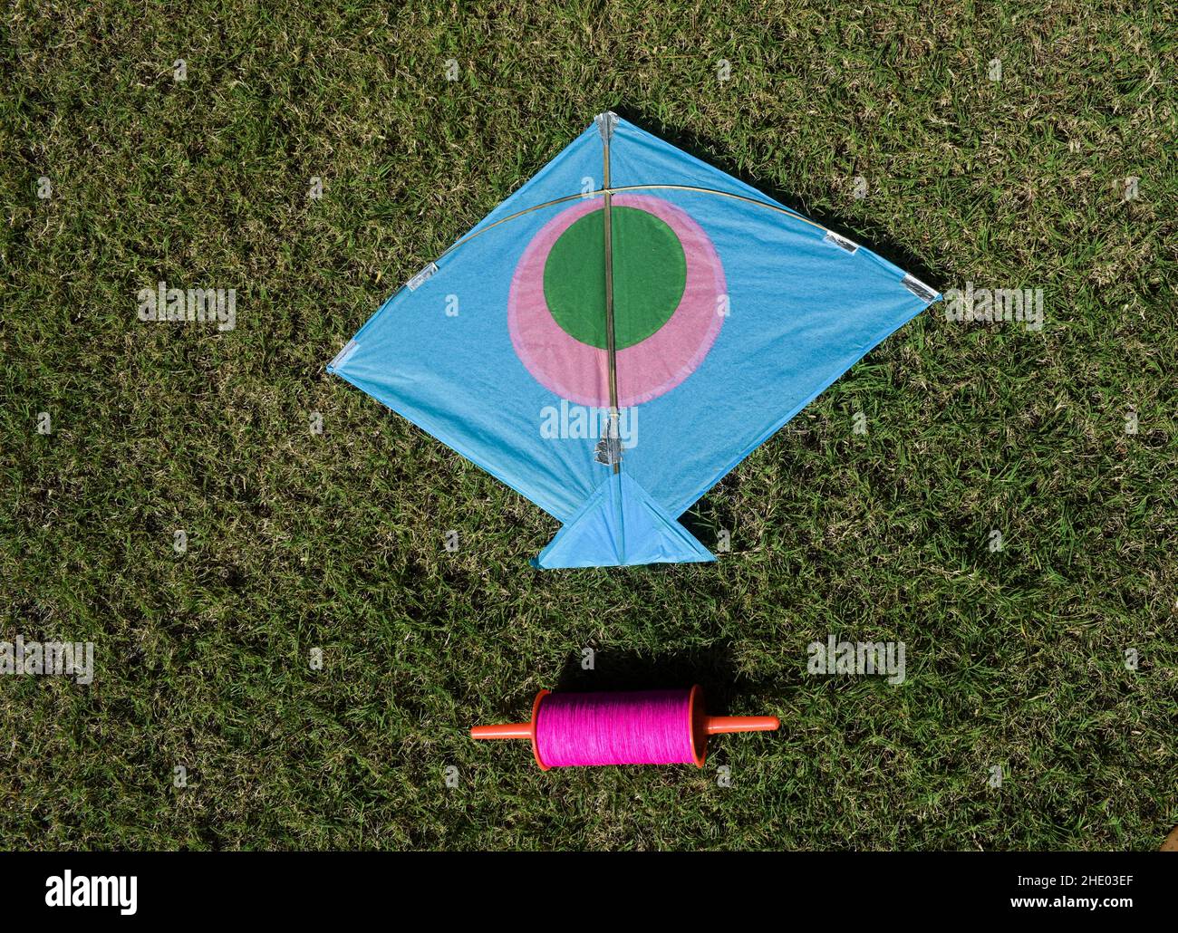 Sankranti Kites Patang fliegen im Freien. Bunte Drachen während des Drachenfestes. Festlichkeiten des Makar sankranti. Drachen auf dem Boden Stockfoto