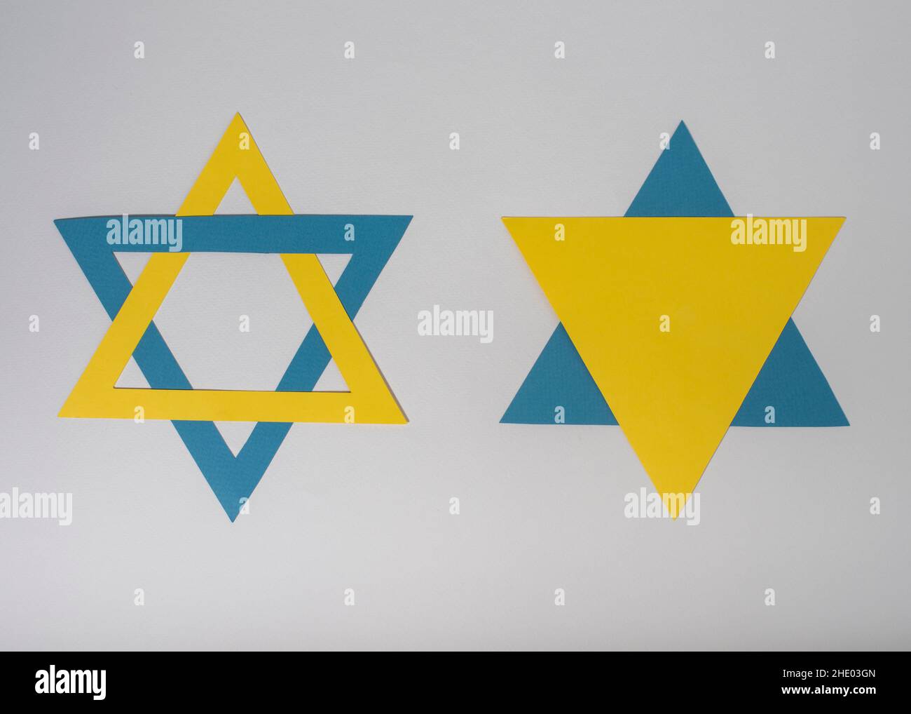 Zwei Davidsterne auf weißem Hintergrund. Designelemente für den Internationalen Holocaust-Gedenktag. Stockfoto