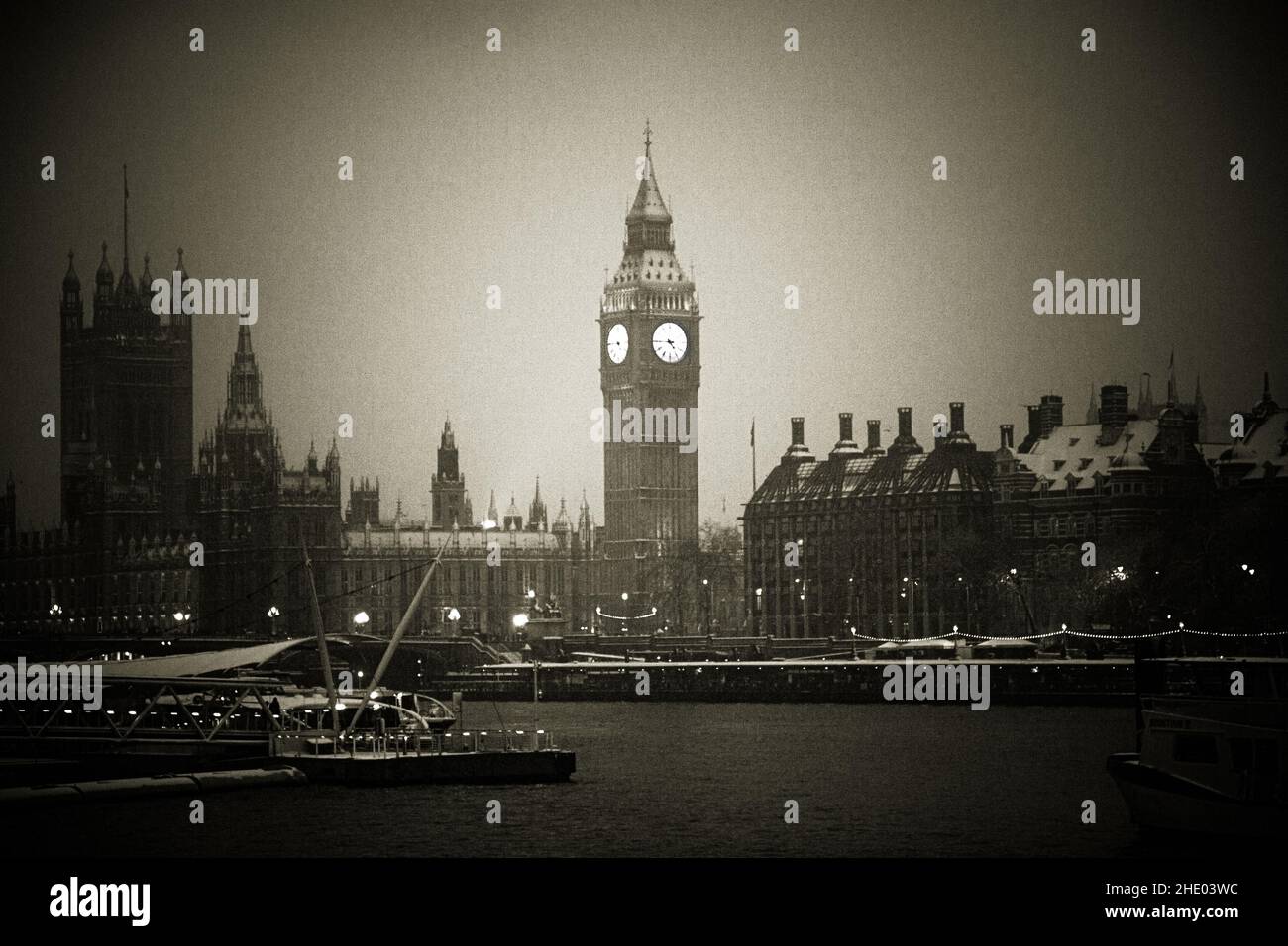 Schneetag in London. Der Elizabeth Tower, in dem die Big Ben Bell untergebracht ist, steht am nördlichen Ende des Houses of Parliament Stockfoto