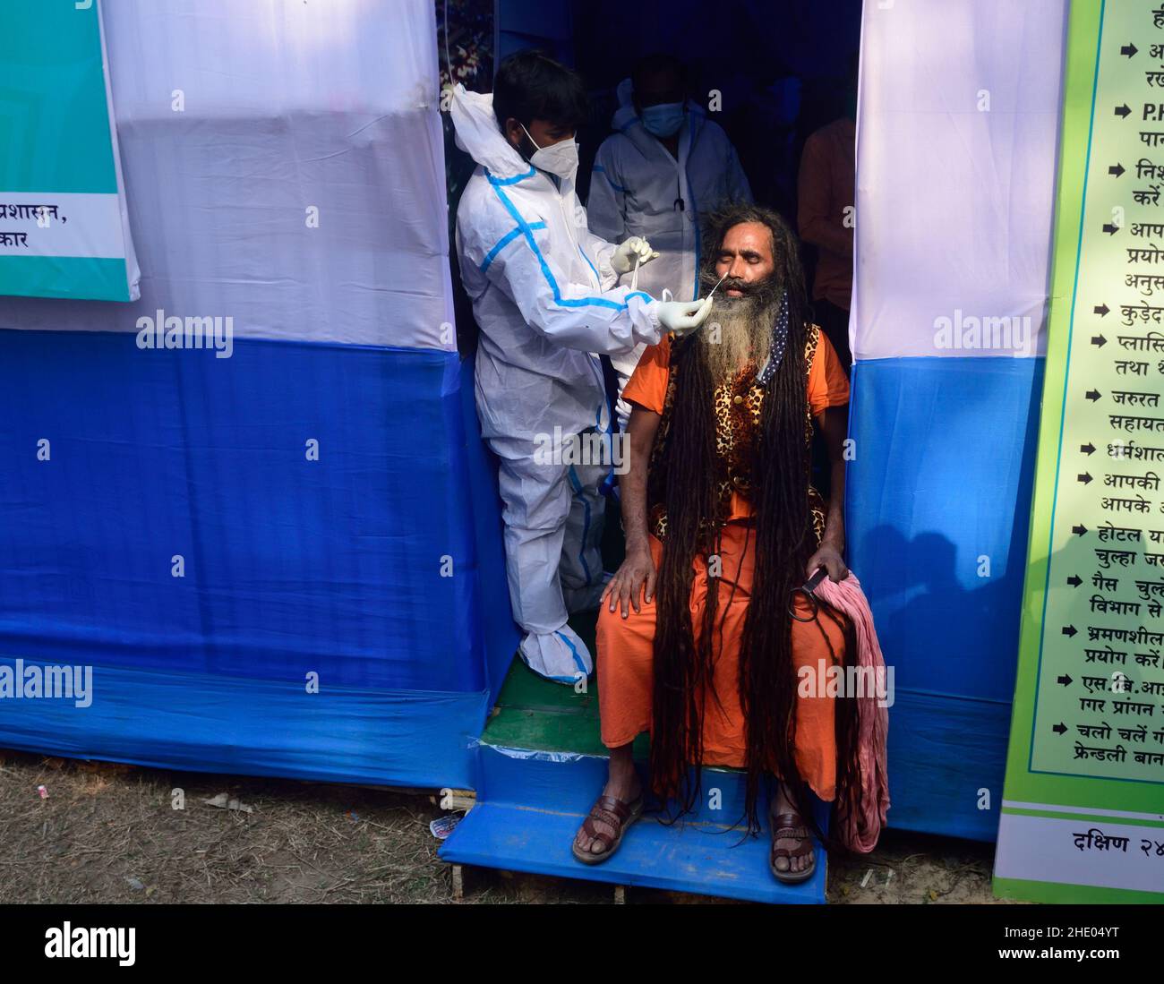 Ein Mönch wird auf Covid-19 in einem Gangasagar Transit Camp getestet, bevor er zur Gangasagar Mela auf der Insel sagar aufbrechen wird. Stockfoto