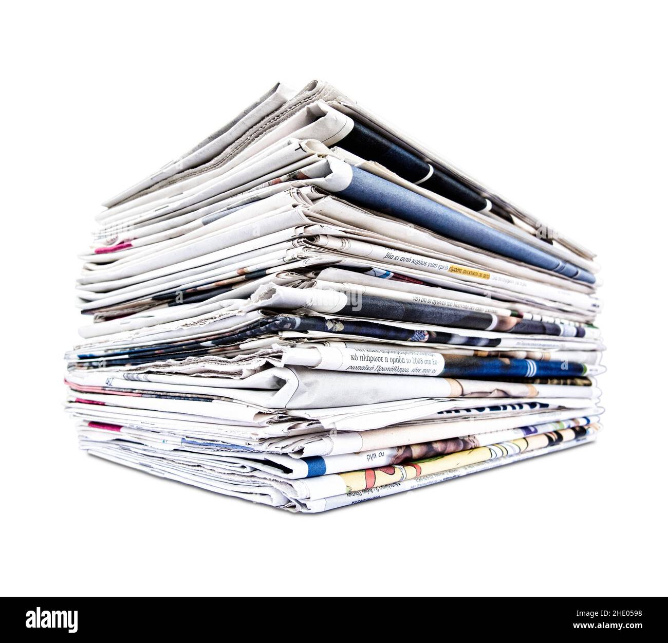 Stapel von Zeitungen auf weißem Hintergrund Stockfoto