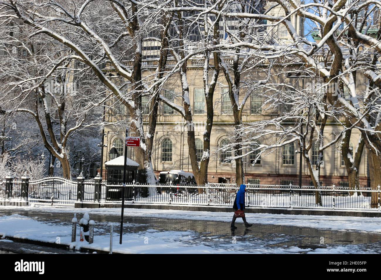 New York, New York, USA. 7th Januar 2022. Das Rathaus von New York City wird nach einem Schneesturm in Lower Manhattan am 7. Januar 2022 gesehen. (Bild: © Ryan Rahman/Pacific Press via ZUMA Press Wire) Stockfoto