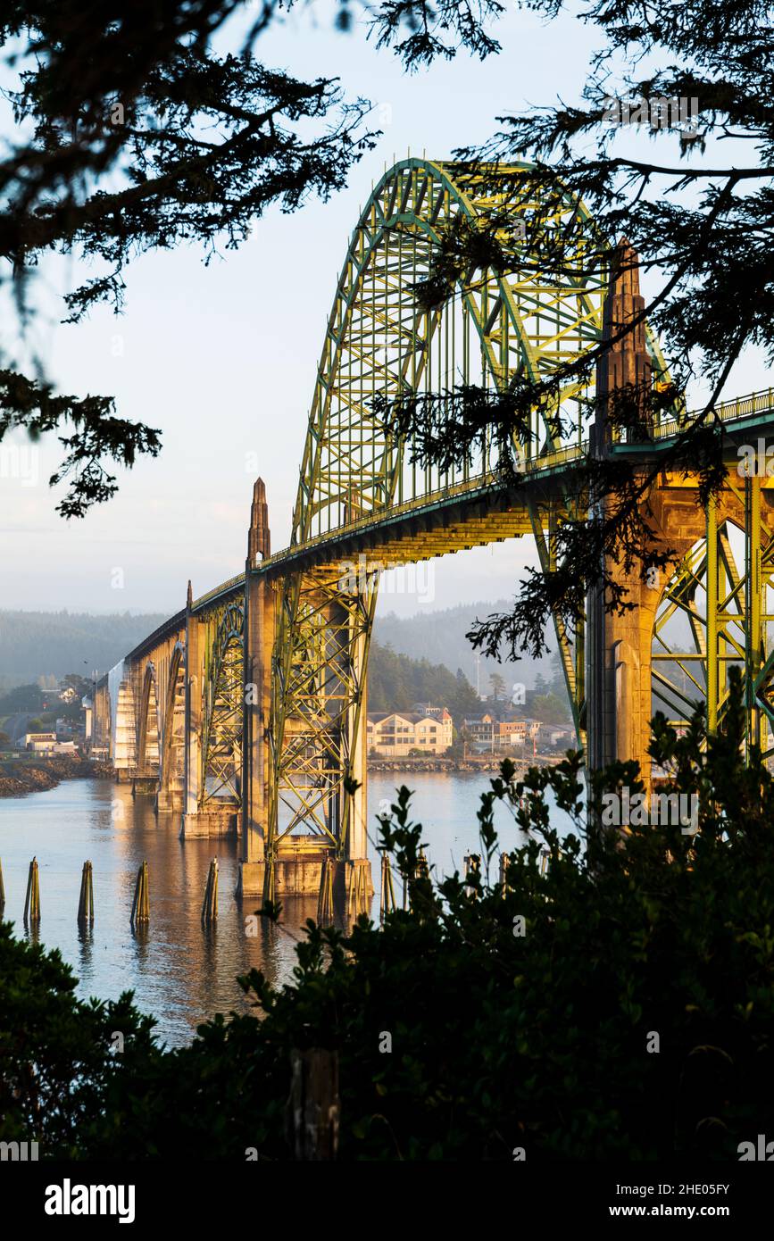 Yaquina Bay Bridge; Bogenbrücke; überspannt Yaquina Bay südlich von Newport; Oregon; USA Stockfoto