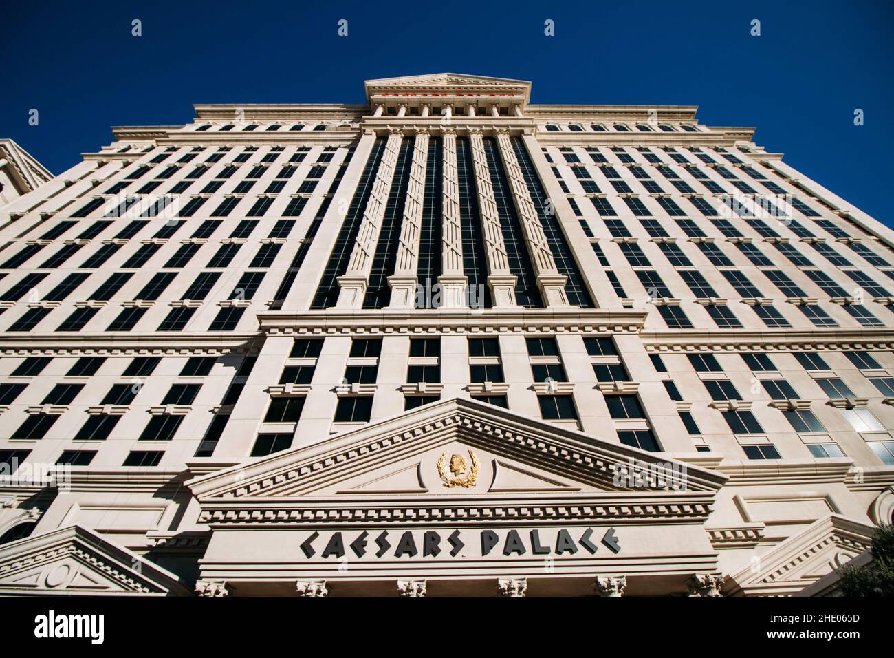 Eine szenische Aufnahme der Fassade des Caesar's Palace Casino in Las Vegas, Nevada, USA Stockfoto