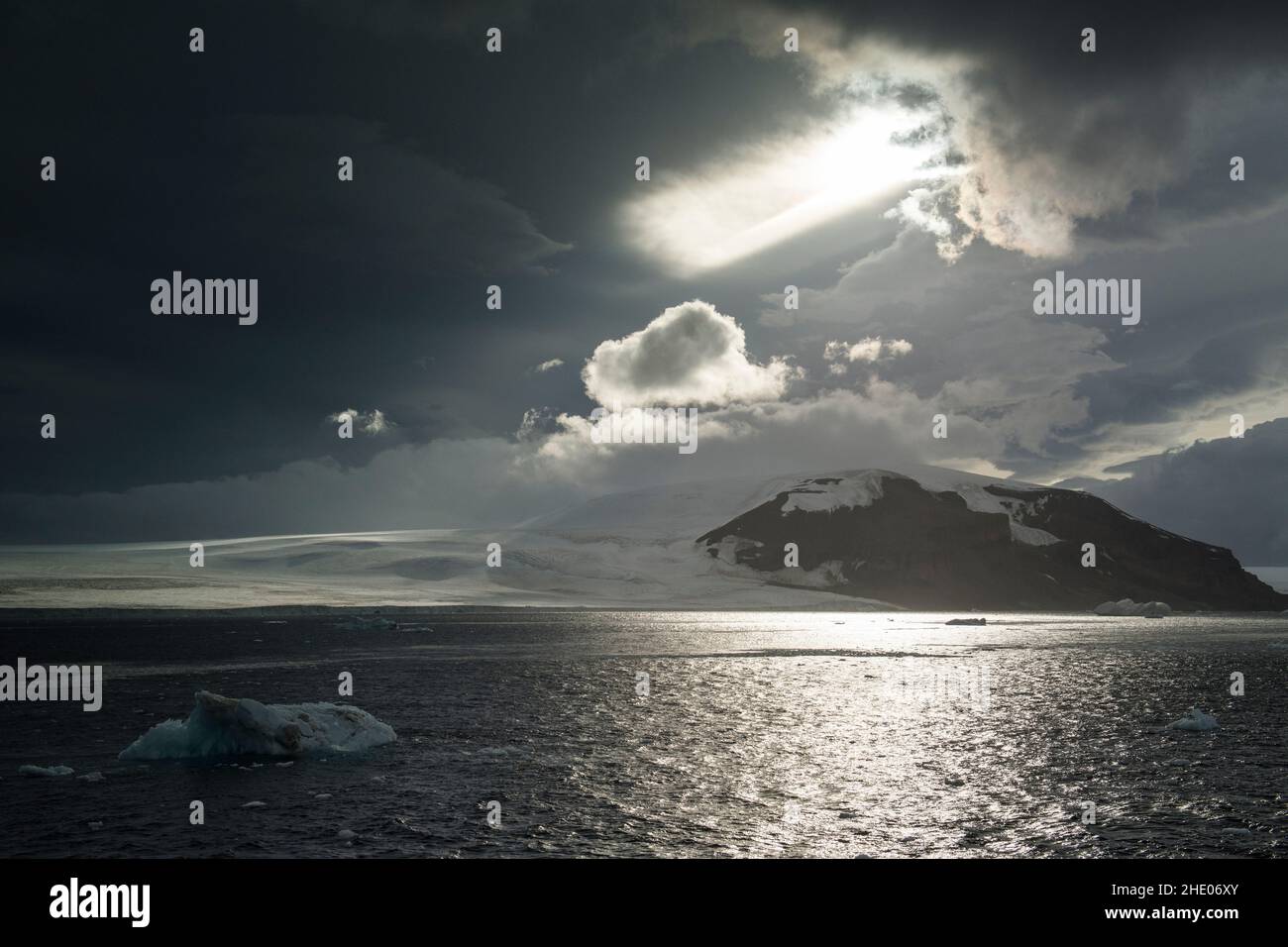Die Sonne scheint durch dicke Wolken über der Antarktis. Stockfoto