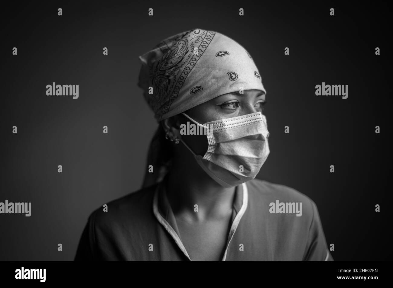 Intimes Porträt einer latina-Krankenschwester mit Gesichtsmaske und Krankenschwesternkappe während der Pandemie von Covid-19 Stockfoto