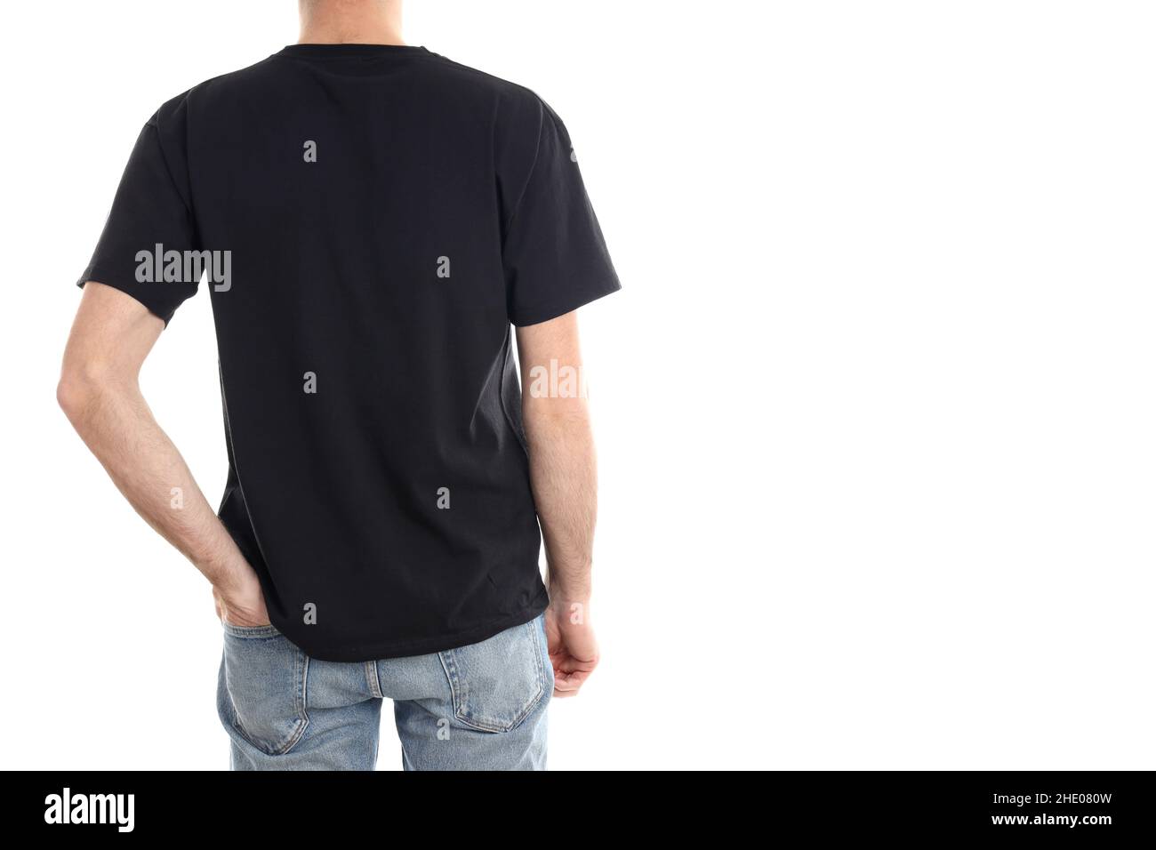 Mann in leerem schwarzen T-Shirt isoliert auf weißem Hintergrund Stockfoto