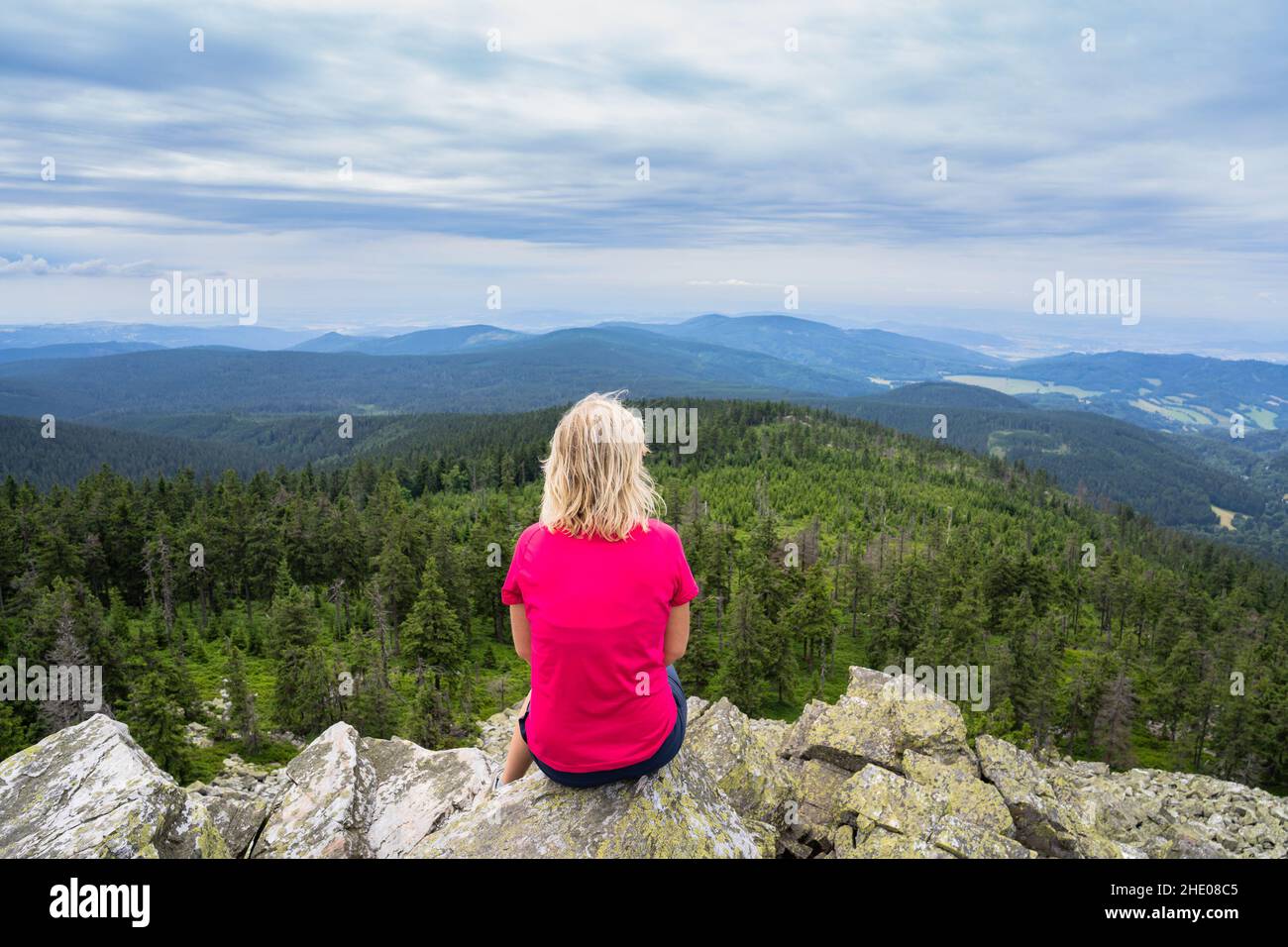 Mädchen Reisende Gefühl frei genießen Blick auf Mountains.Woman sitzt auf Felsen nach climbing.Adventure, Sport, Aktivität, Fernweh Freiheit Reisekonzept. Stockfoto