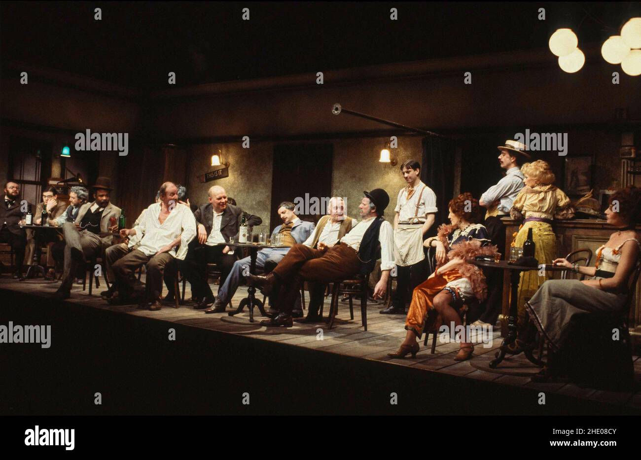 Vorne, l-r: Oscar James (Joe Mott), Frederick Treves (Cecil Lewis / The Captain), Brian Glover (Pat McGloin), ,Jack Shepherd (Theodore Hickman / Hickey), J G Devlin (Harry Hope), Derek Newark (Ed Mosher) in THE ICEMAN COMETH von Eugene O'Neill im Cottesloe Theatre, National Theatre (NT), London SE1 04/03/1980 Design Hayden Griffin Beleuchtung: Andy Phillips Regie: Bill Bryden Stockfoto