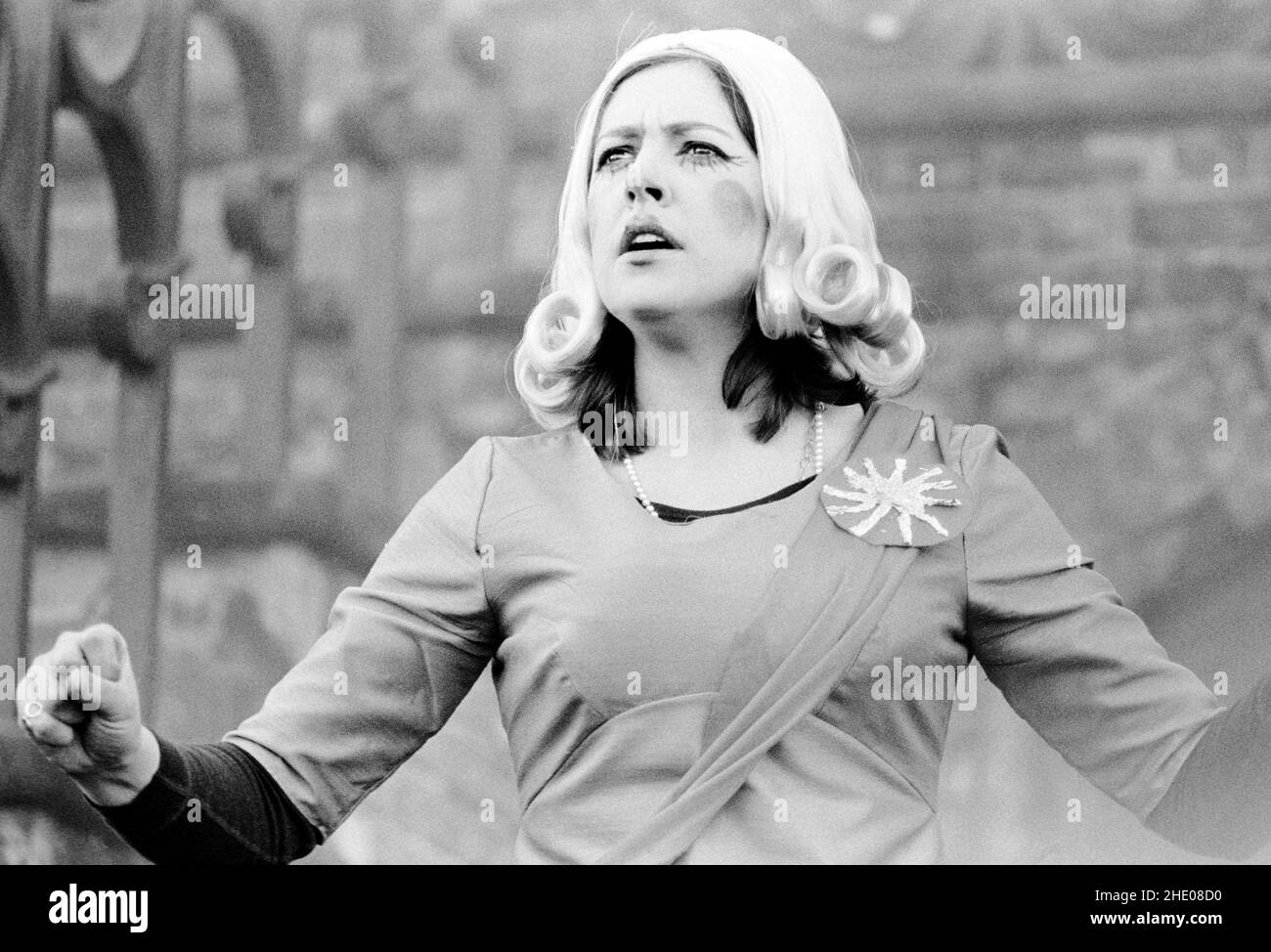 PASSION by Edward Bond Design: Di Seymour Regie: Bill Bryden Penelope Wilton (The Queen) A Royal Court Theatre Production / C.N.D Festival, Alexandra Park Racecourse, Haringey, London N22 11/04/1971 Stockfoto