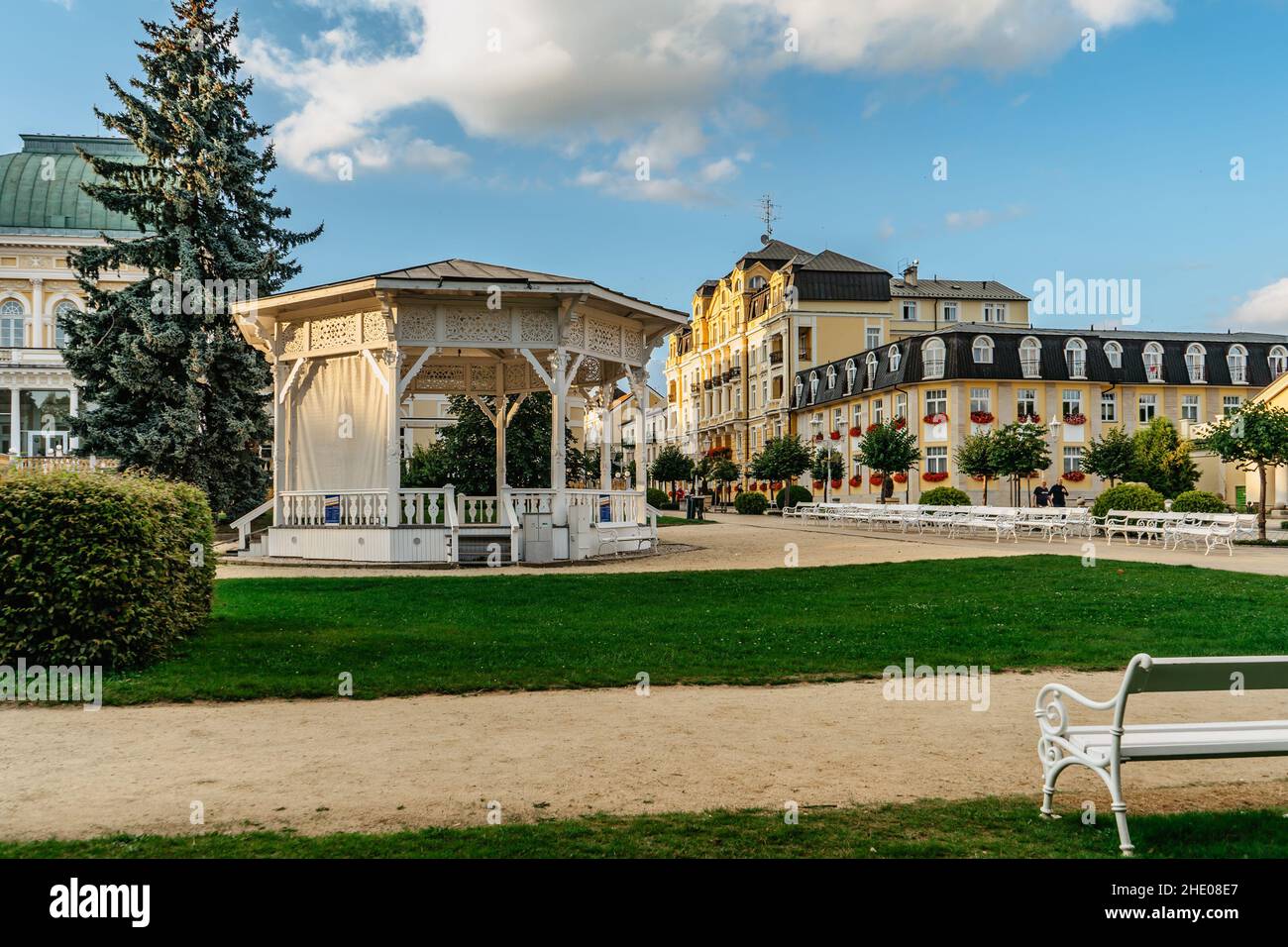 Frantiskovy Lazne, Tschechische Republik - 20. August 2021.schöne Kurstadt in Westböhmen, UNESCO-Weltkulturerbe, Thermalgebäude mit typischer gelber Fassade Stockfoto