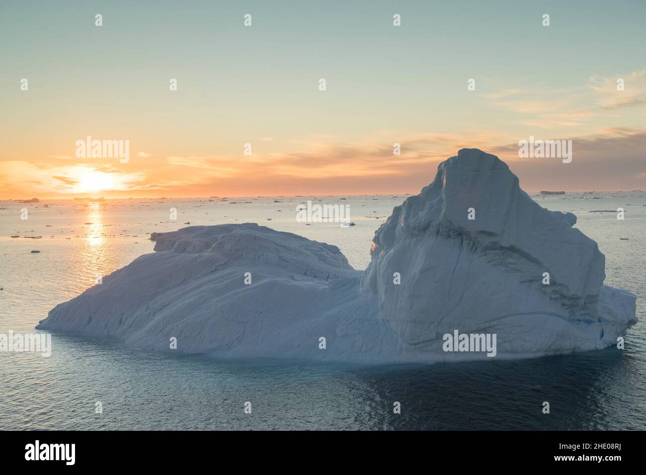 Sonnenuntergang über einem Eisberg im Weddellmeer. Stockfoto