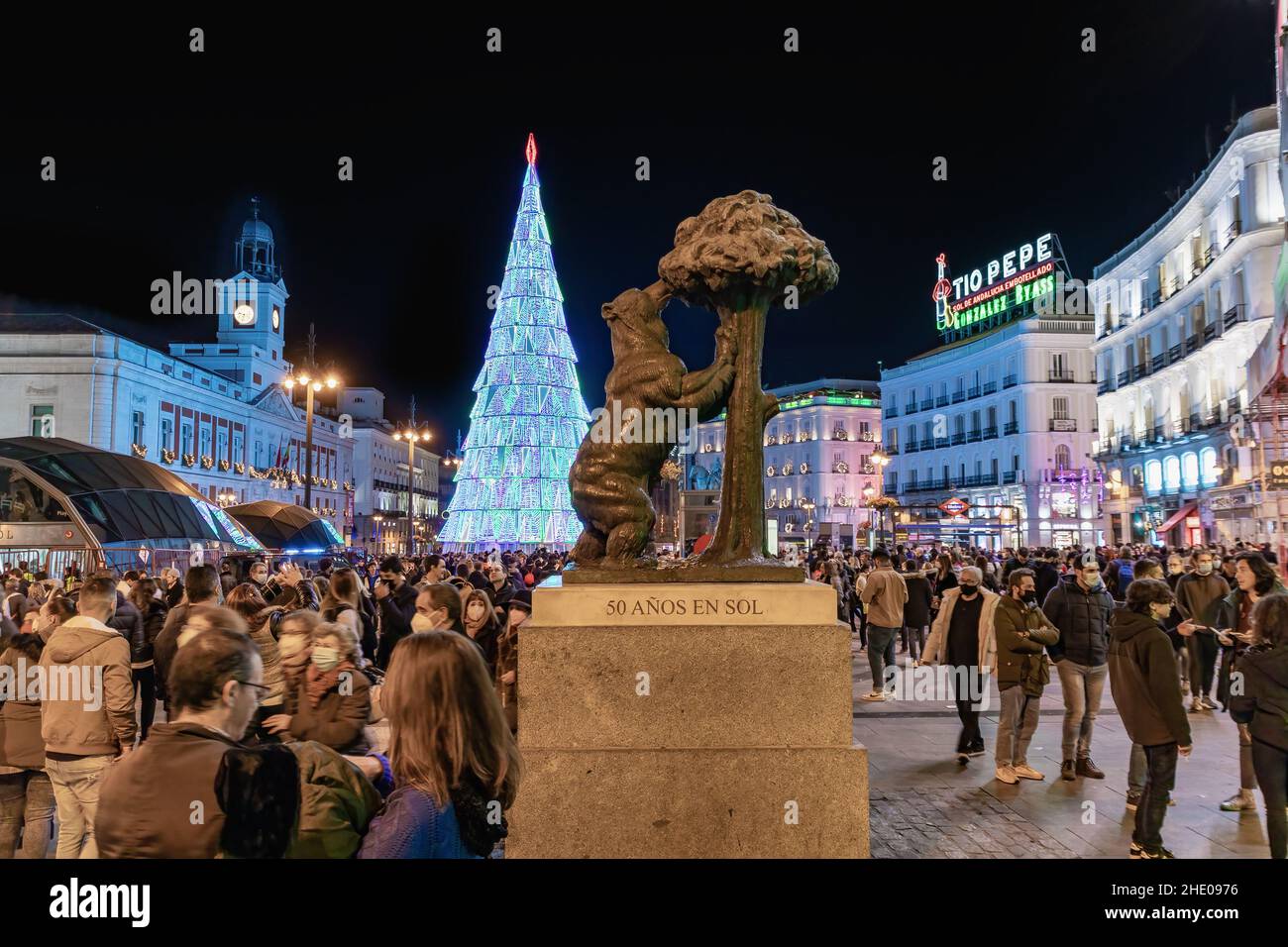 Madrid, Spanien - 11. Dezember 2021: Menschenmenge von nicht identifizierten Menschen in Madrid, dekoriert zur Weihnachtszeit in Puerta del Sol, mit Schutzmaske oder Stockfoto