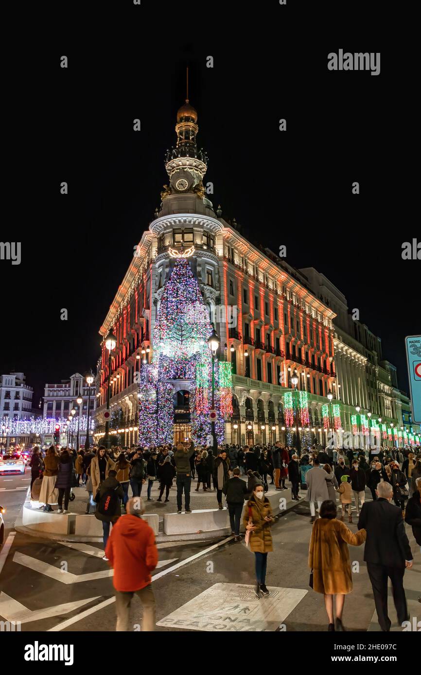 Madrid, Spanien - 11. Dezember 2021: Menschenmenge von nicht identifizierten Menschen, die Madrid zur Christmast-Zeit umherwandern. Sie tragen eine schützende Gesichtsmaske Stockfoto