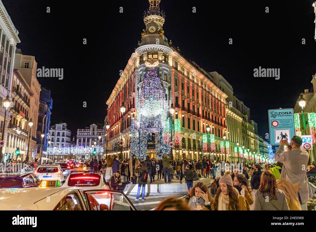 Madrid, Spanien - 11. Dezember 2021: Menschenmenge von nicht identifizierten Menschen, die Madrid zur Christmast-Zeit umherwandern. Sie tragen eine schützende Gesichtsmaske Stockfoto