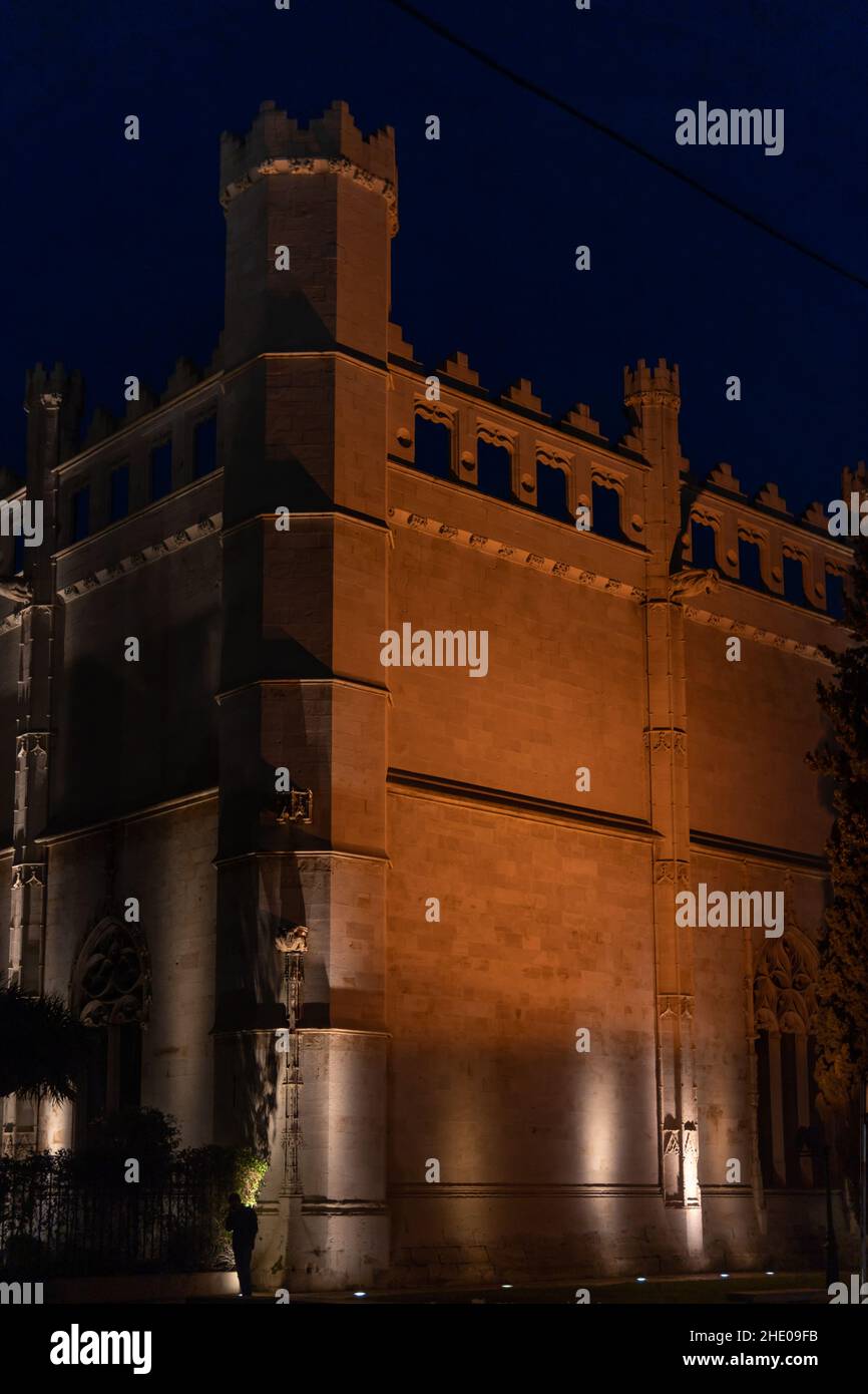Palma de Mallorca, Spanien; januar 05 2022: Gesamtansicht der Llotja, ziviles gotisches Gebäude bei Nacht beleuchtet Stockfoto